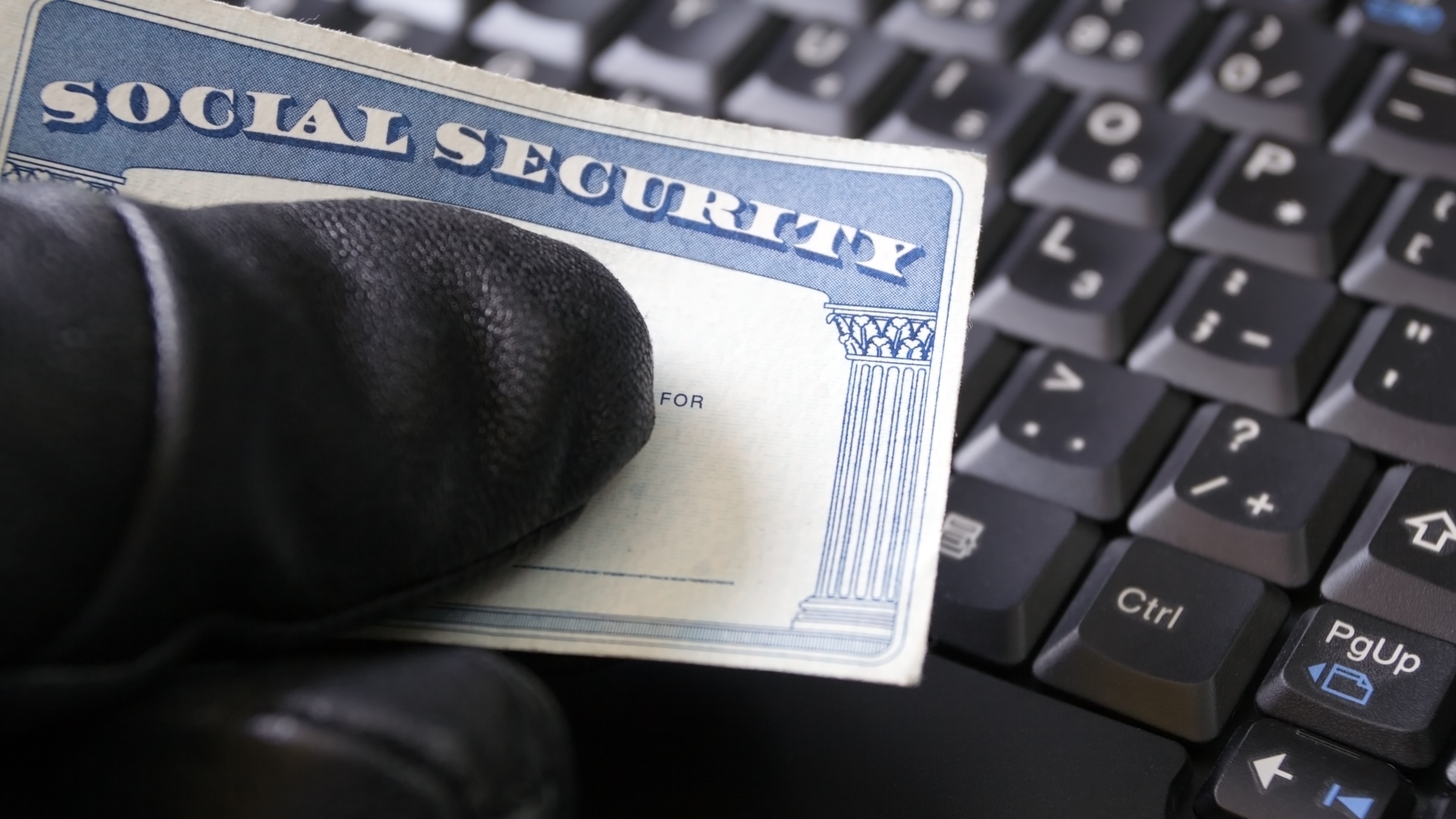 Hacker utilisant une carte de sécurité sociale volée