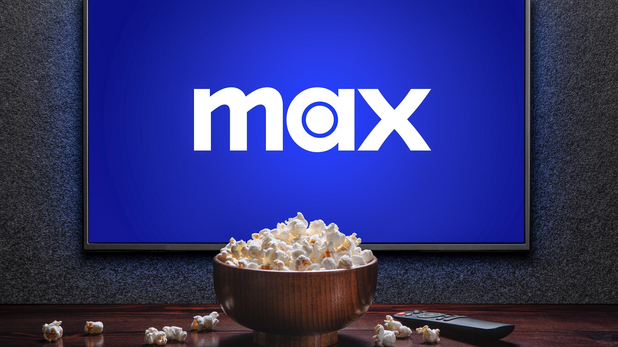 HBO Max sur un écran de télévision avec un bol de pop-corn