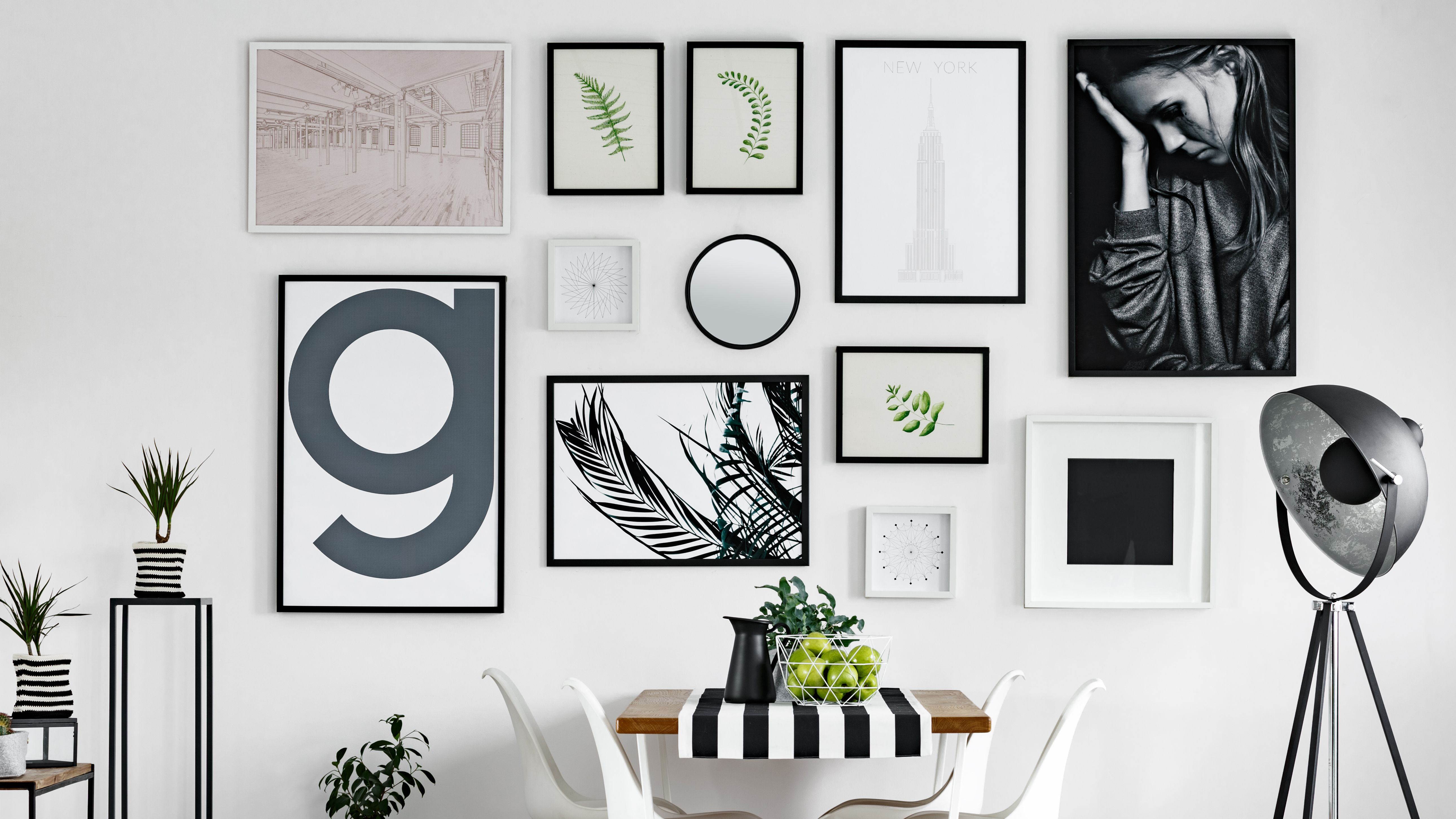 Mur de galerie dans le salon