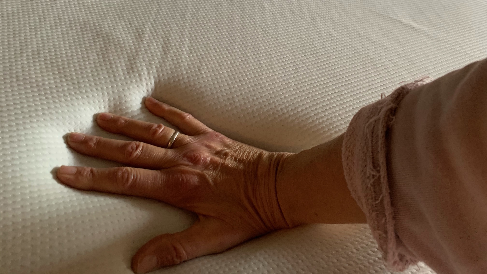 Test du matelas Helix Midnight : pression manuelle sur le matelas