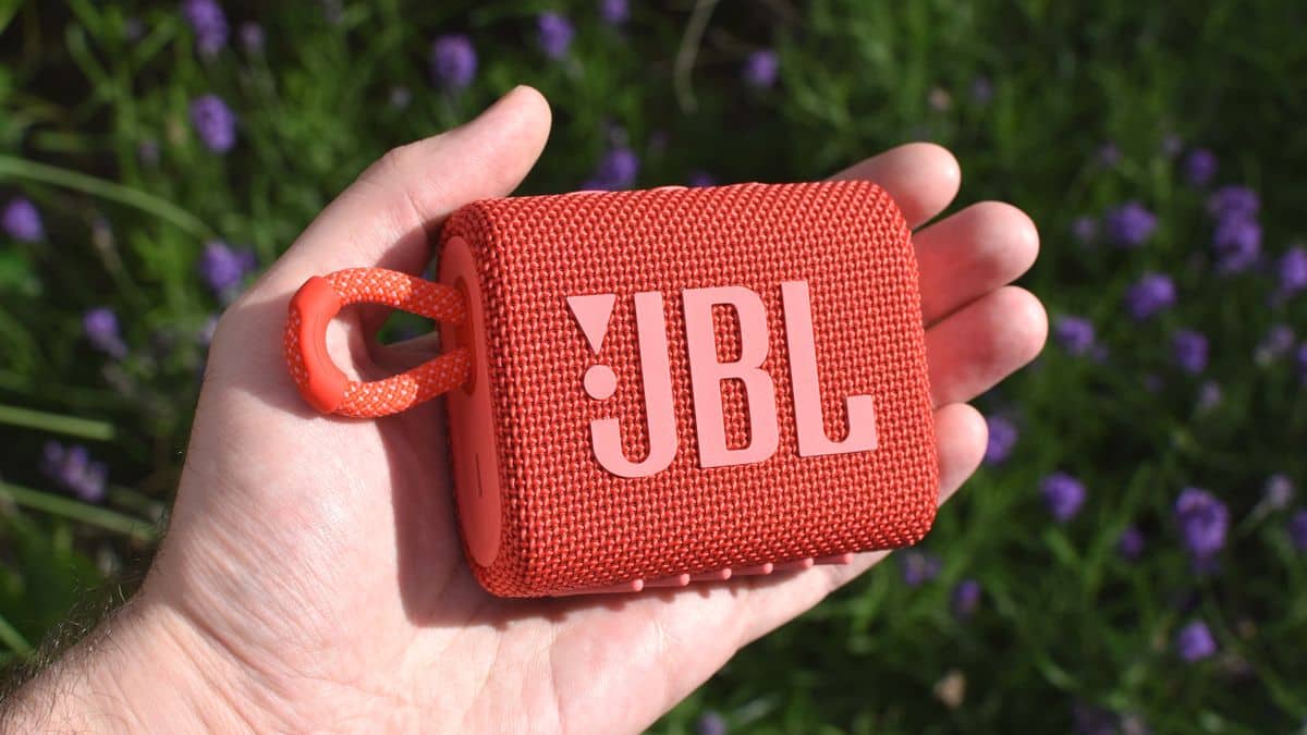Test du JBL Go 3 : Un haut-parleur étanche au format de poche percutant Par James Archer, dernière mise à jour le 22 mars 24 Le JBL Go 3 est un petit haut-parleur Bluetooth impressionnant avec une étanchéité totale, de nombreuses basses et une autonomie de batterie meilleure que prévu. image-17478