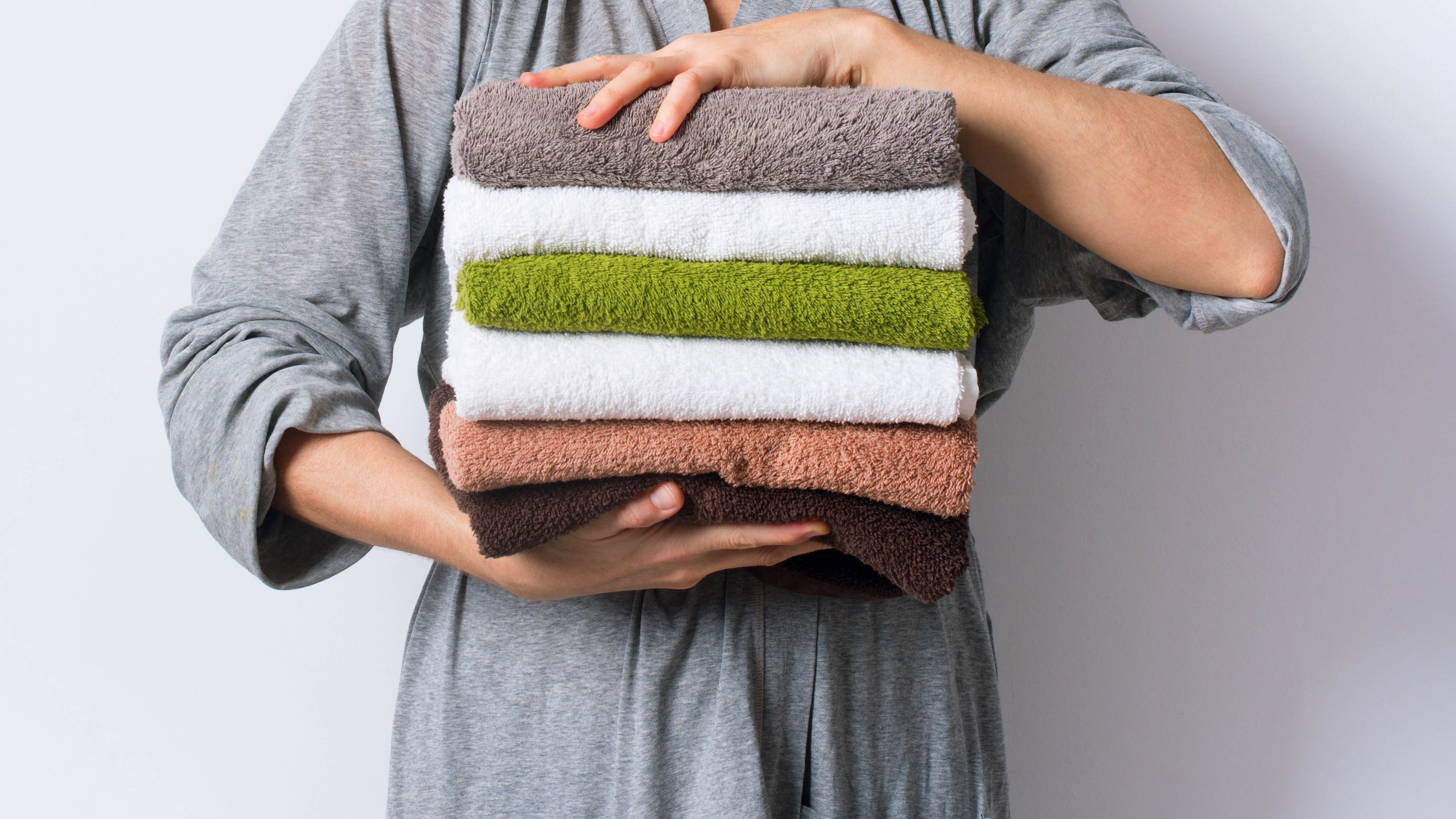 Femmes tenant une pile de serviettes