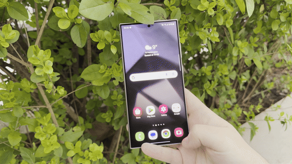 Utilisation du raccourci glisser depuis le coin pour activer Copilot sur un Galaxy S24 Ultra