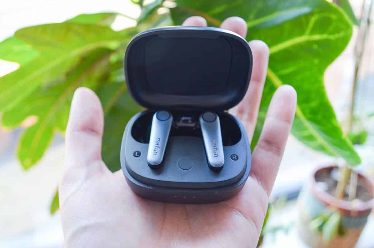 Test des EarFun Air Pro 3 Par Nikita Achanta publié le 11 avril 24 Les écouteurs sans fil EarFun Air Pro 3 offrent un ANC solide et une autonomie impressionnante dans un design léger et confortable, mais le prix bas signifie que certaines fonctionnalités manquent. image-17928