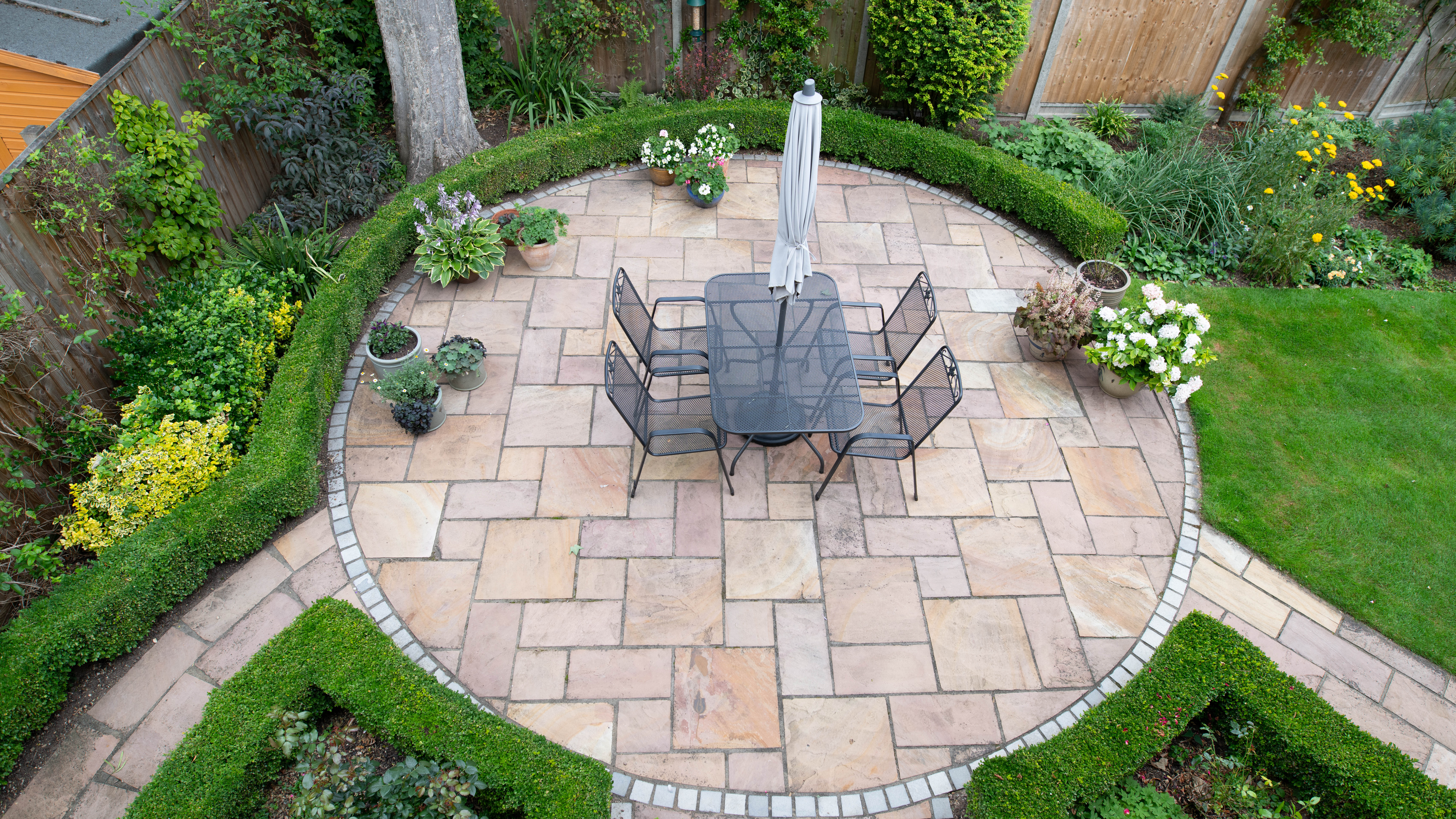 Petits meubles de terrasse pour l'espace de jardin
