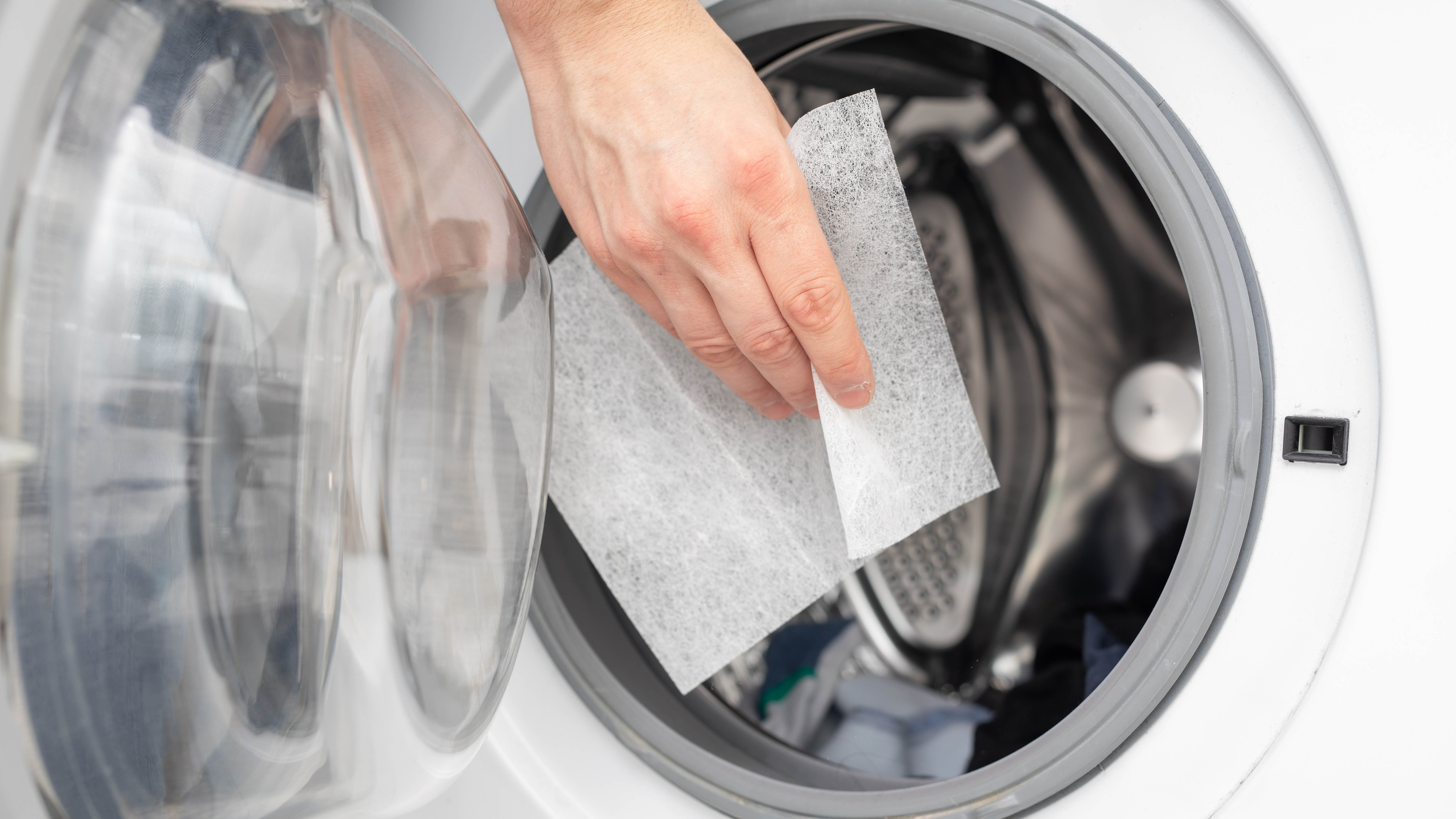 Une feuille de sécheuse ajoutée à un sèche-linge