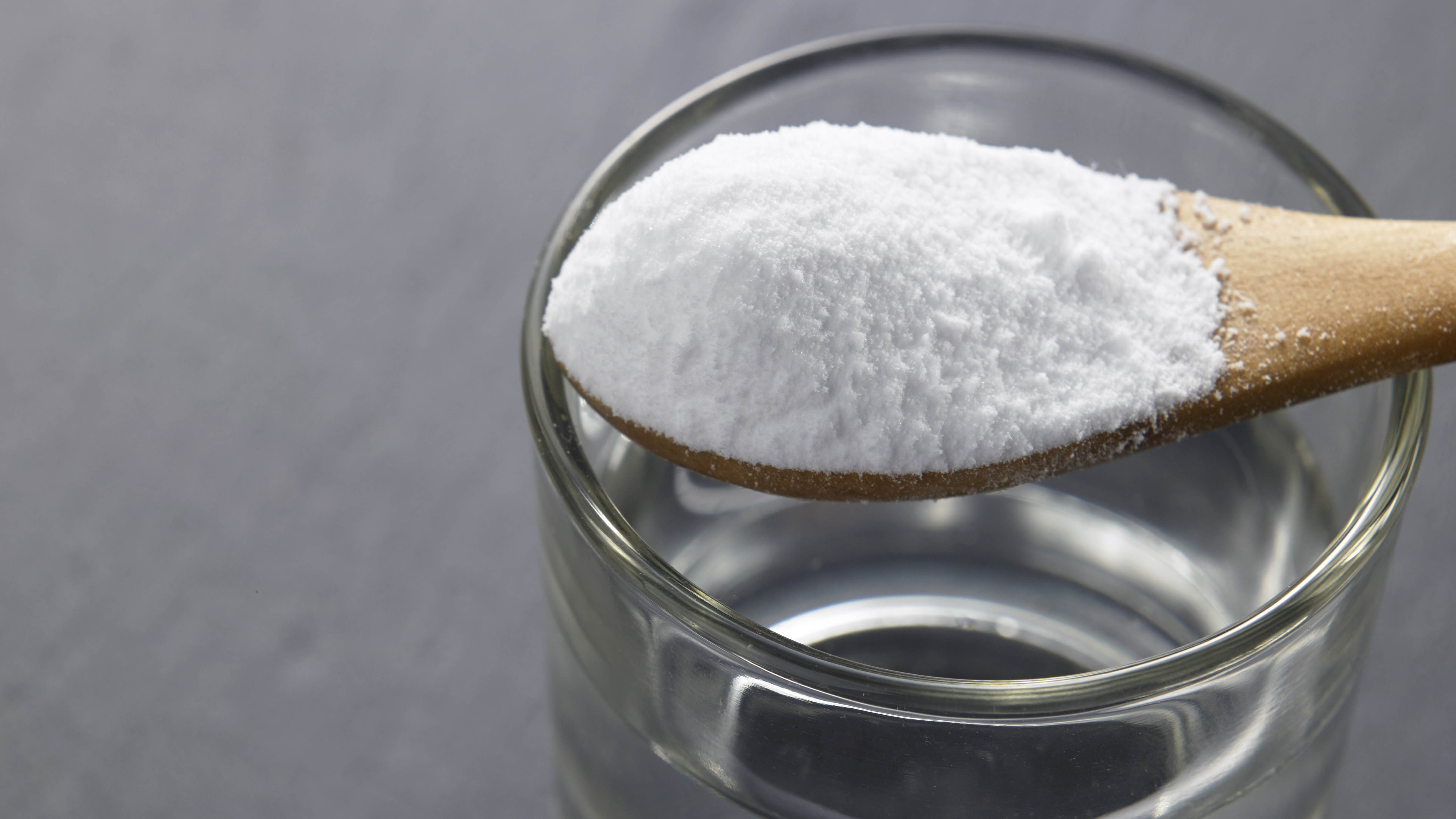 Bicarbonate de soude et eau dans un verre