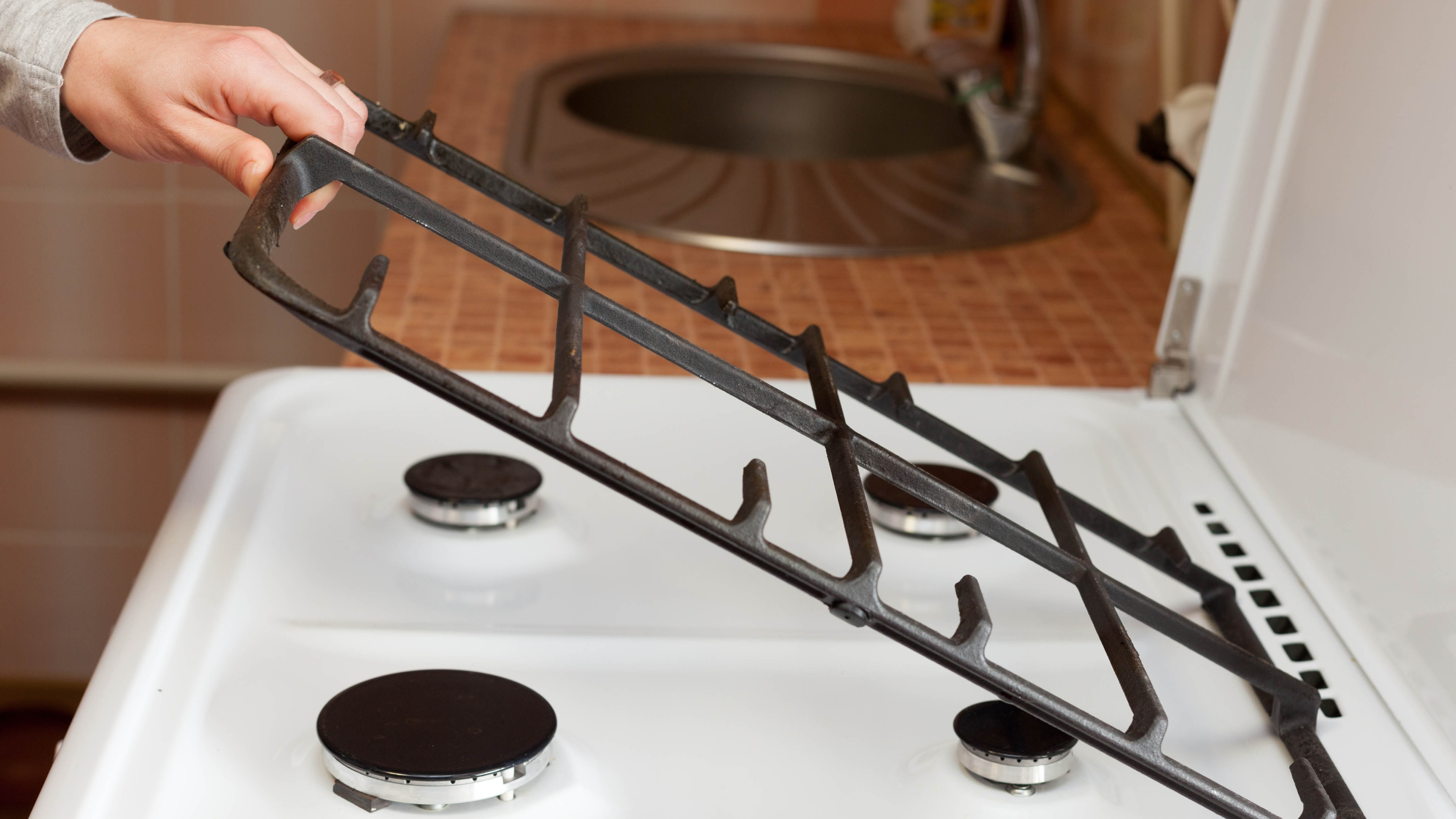 Retirer la grille du poêle en fer