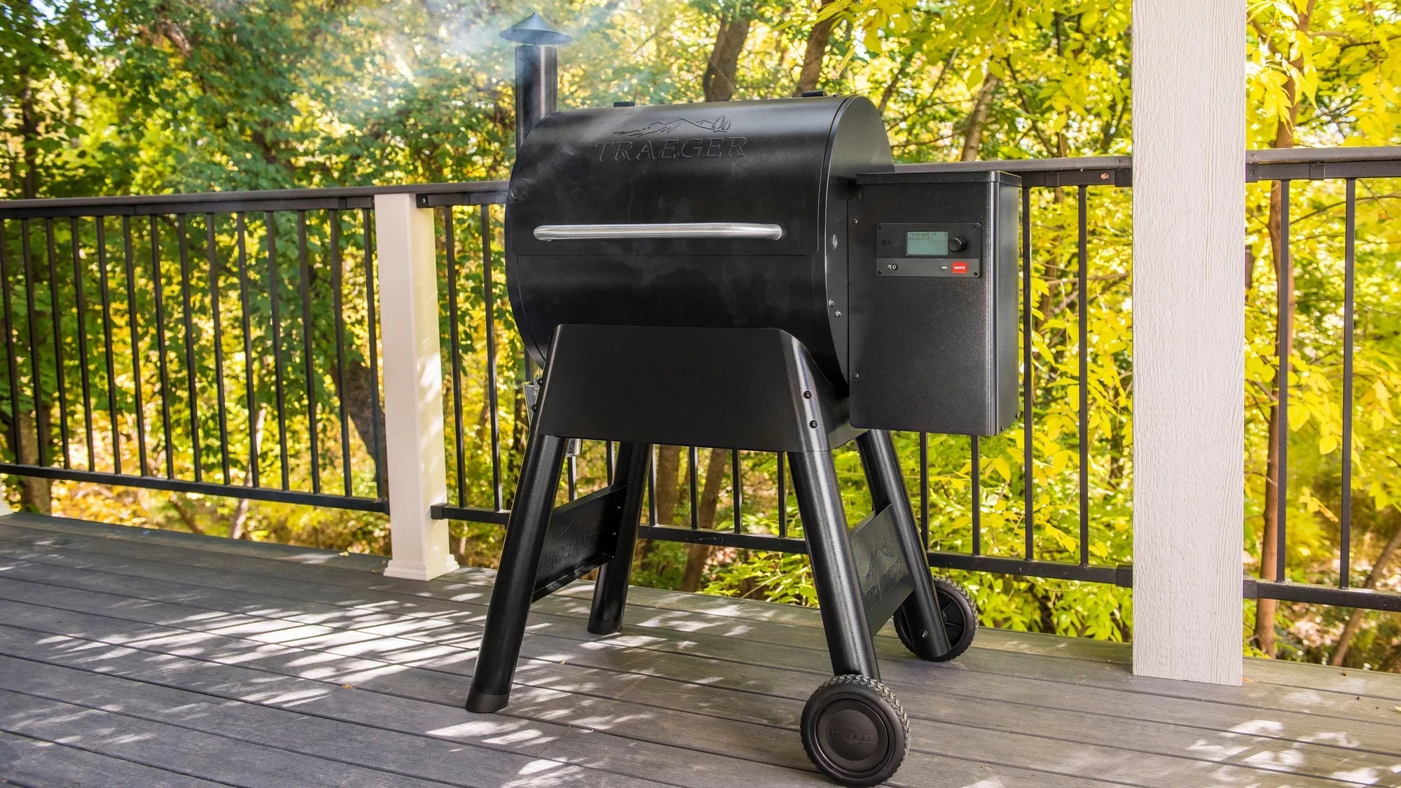 Un grill Traeger sur un pont