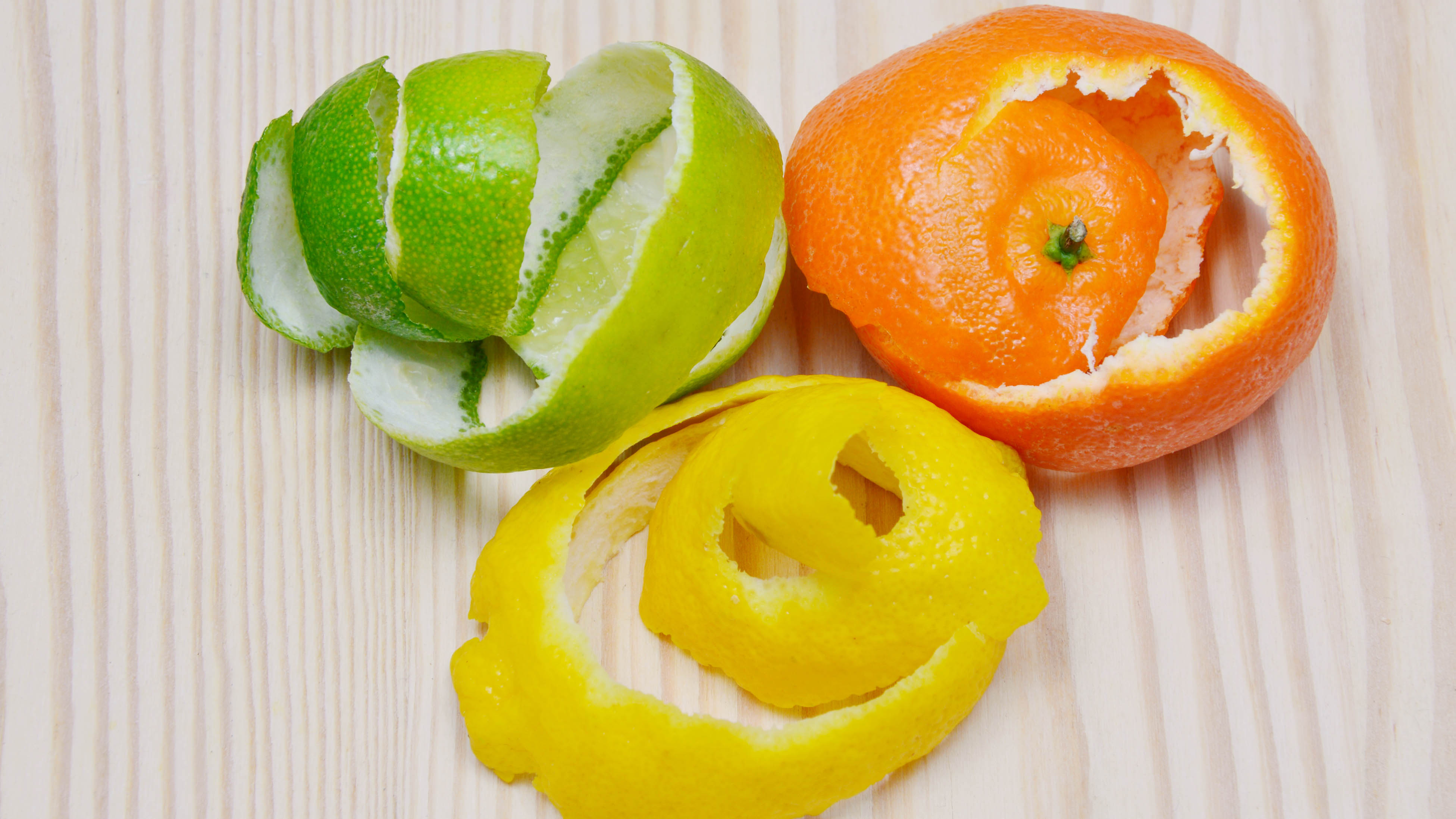 La pelure d'une orange, de citron et de citron vert