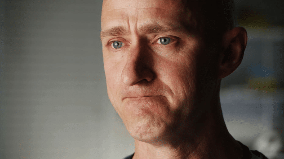 Comment regarder « Lie to Fly » en ligne — diffusez un documentaire choquant sur un pilote de ligne aérienne depuis n'importe où maintenant image-25184