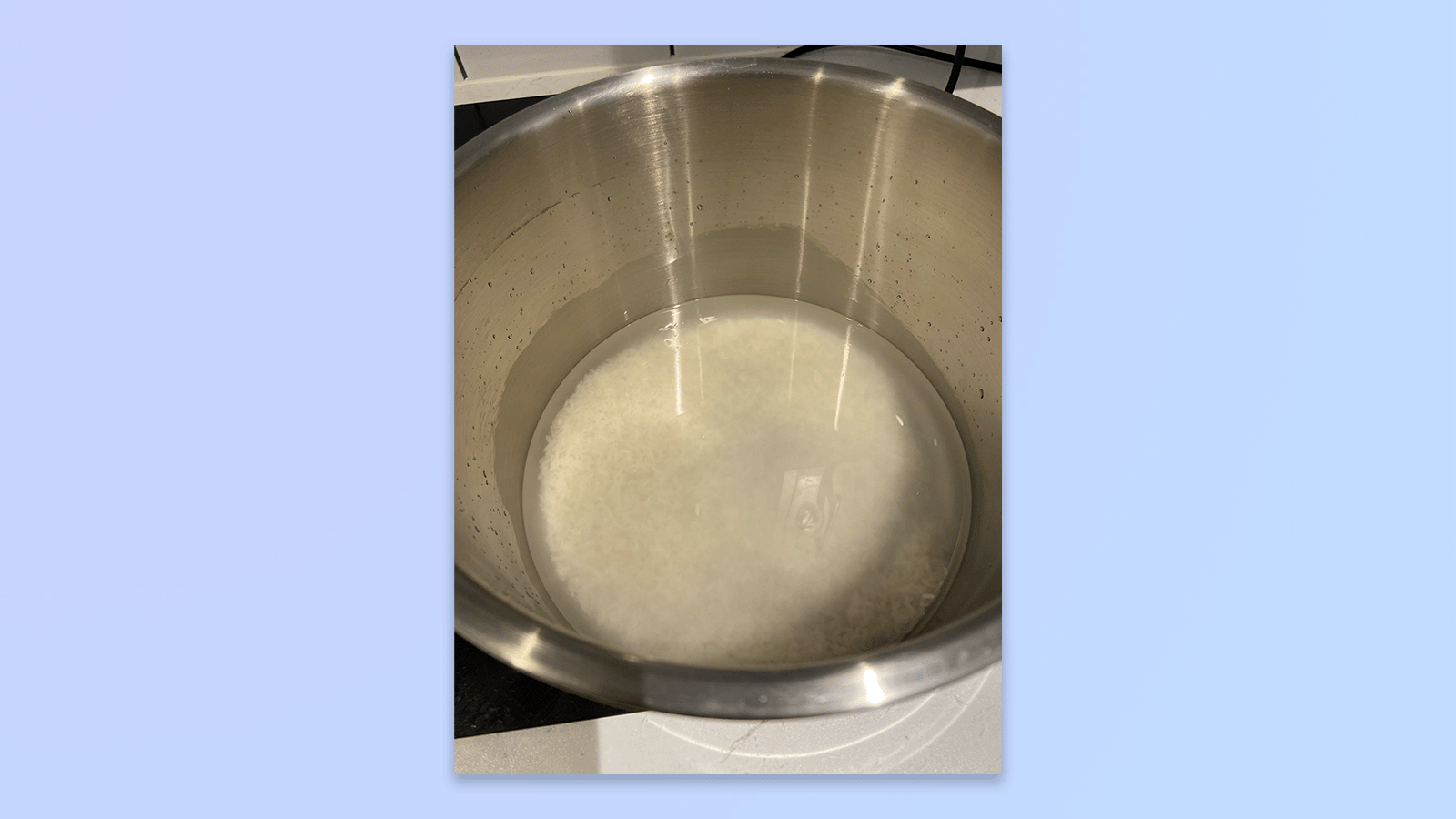 une image de la façon de préparer du riz dans un pot instantané en suivant des étapes simples pour préparer du riz blanc moelleux en seulement trois minutes