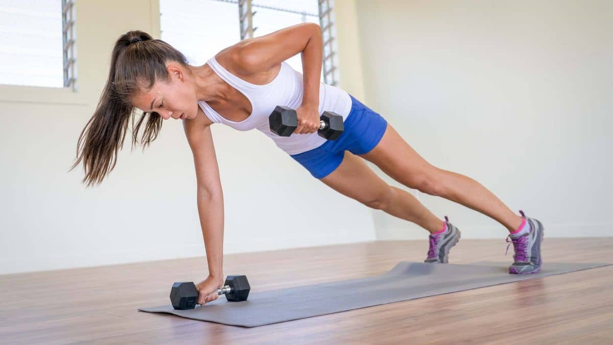 Je suis un entraîneur personnel : cet entraînement en 5 mouvements développe la force et les muscles de tout le corps avec juste un jeu d'haltères. image-26425