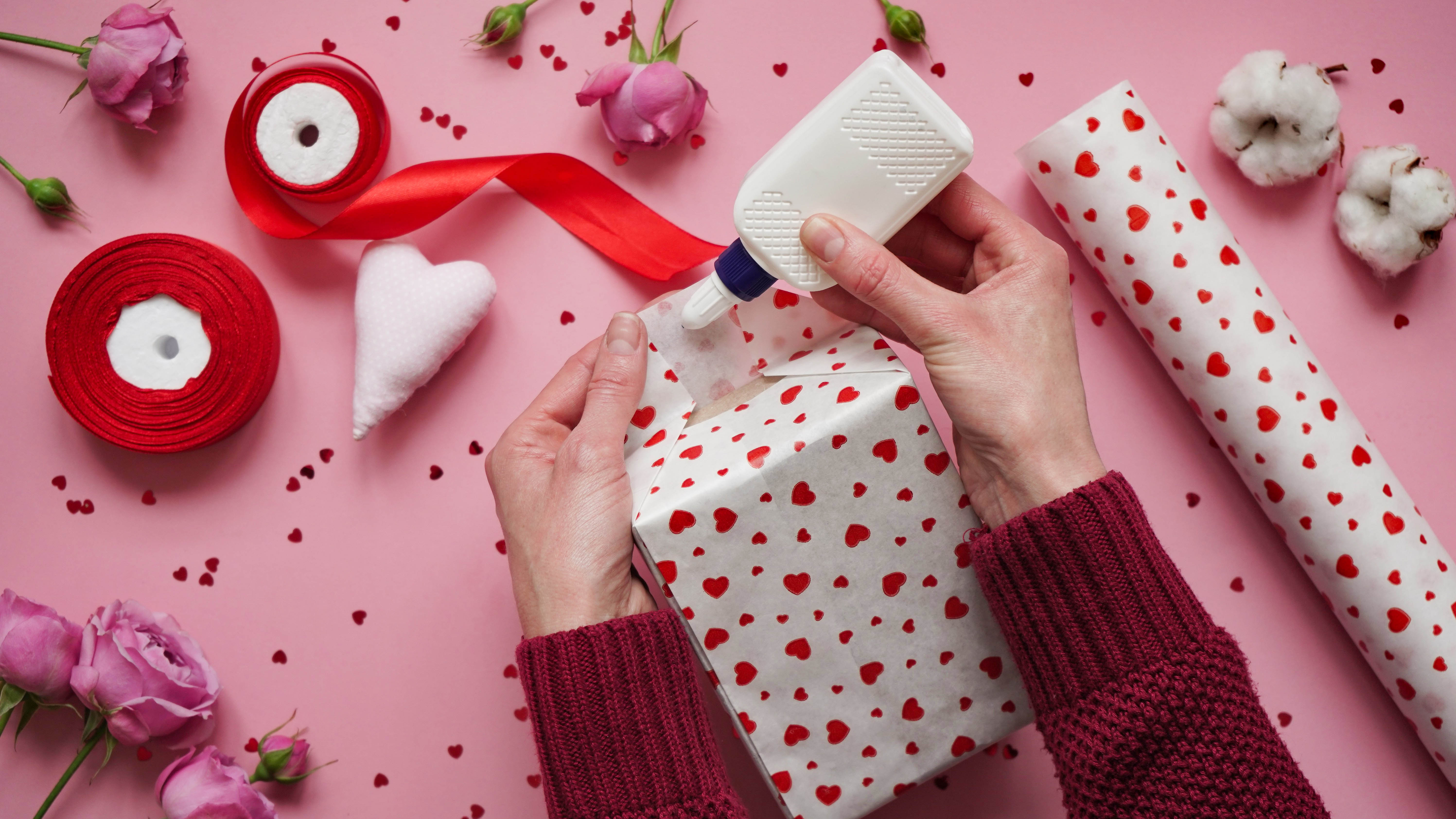 Utiliser de la colle pour sceller un cadeau de Noël