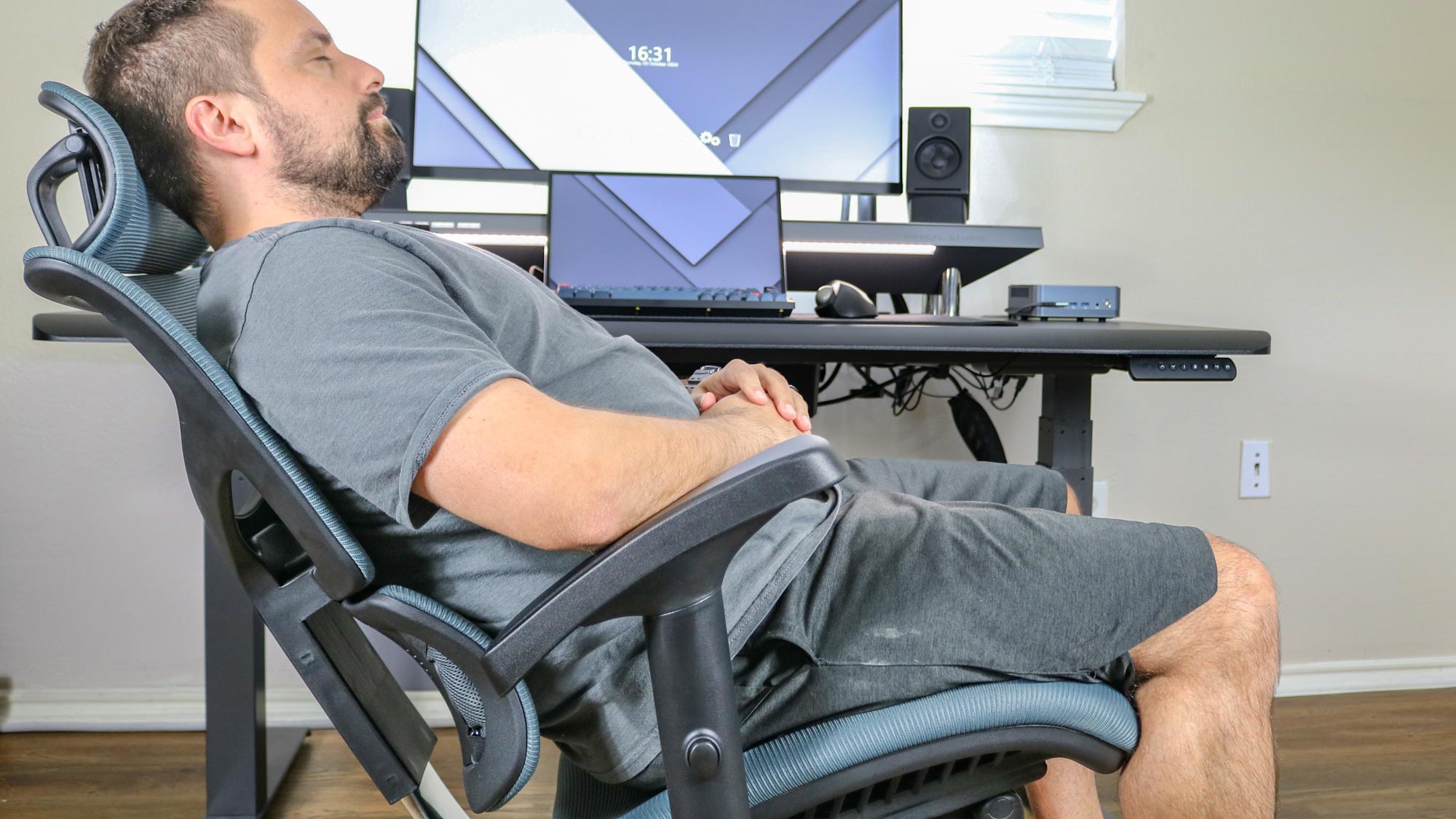Une personne allongée dans le X-Chair X3