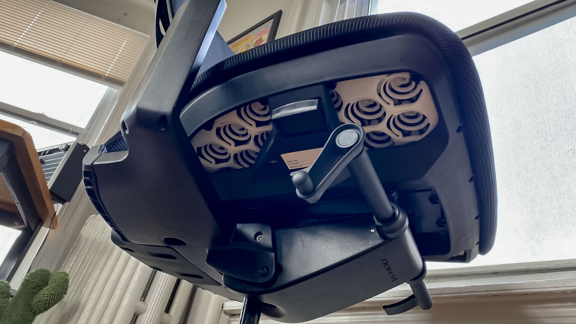 Le dessous d'une chaise de bureau autonome