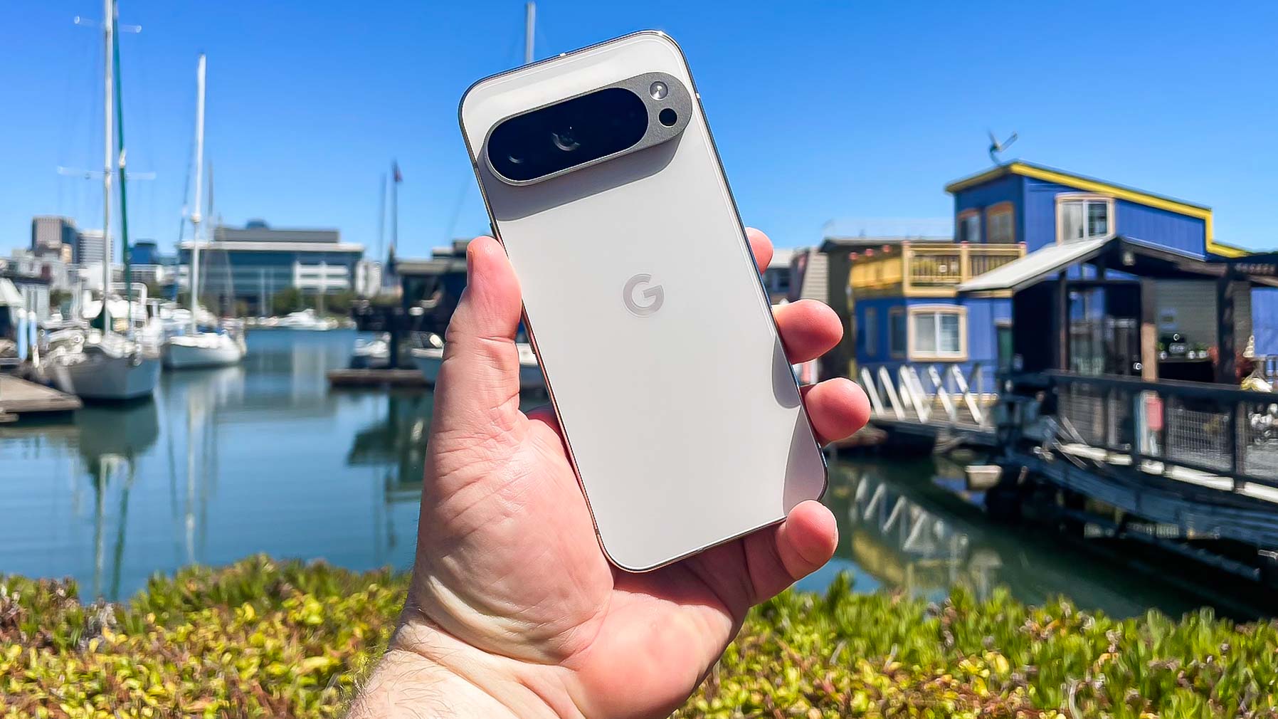 Google Pixel 9 Pro à la main