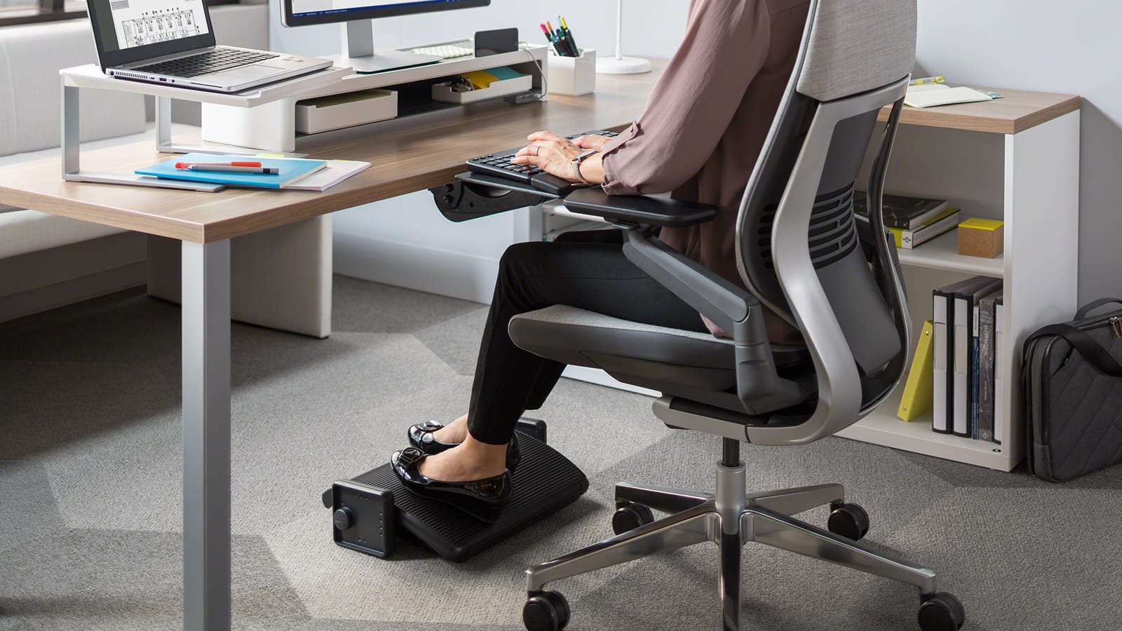 Une personne utilisant un repose-pieds à son bureau