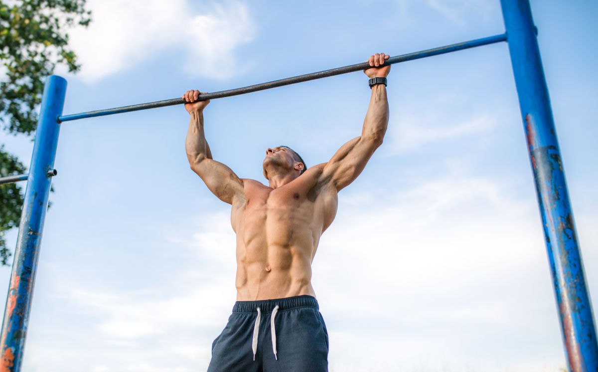 Pas de tractions ? Essayez plutôt de suspendre le bras fléchi pour renforcer vos biceps, vos épaules et votre dos. image-27047