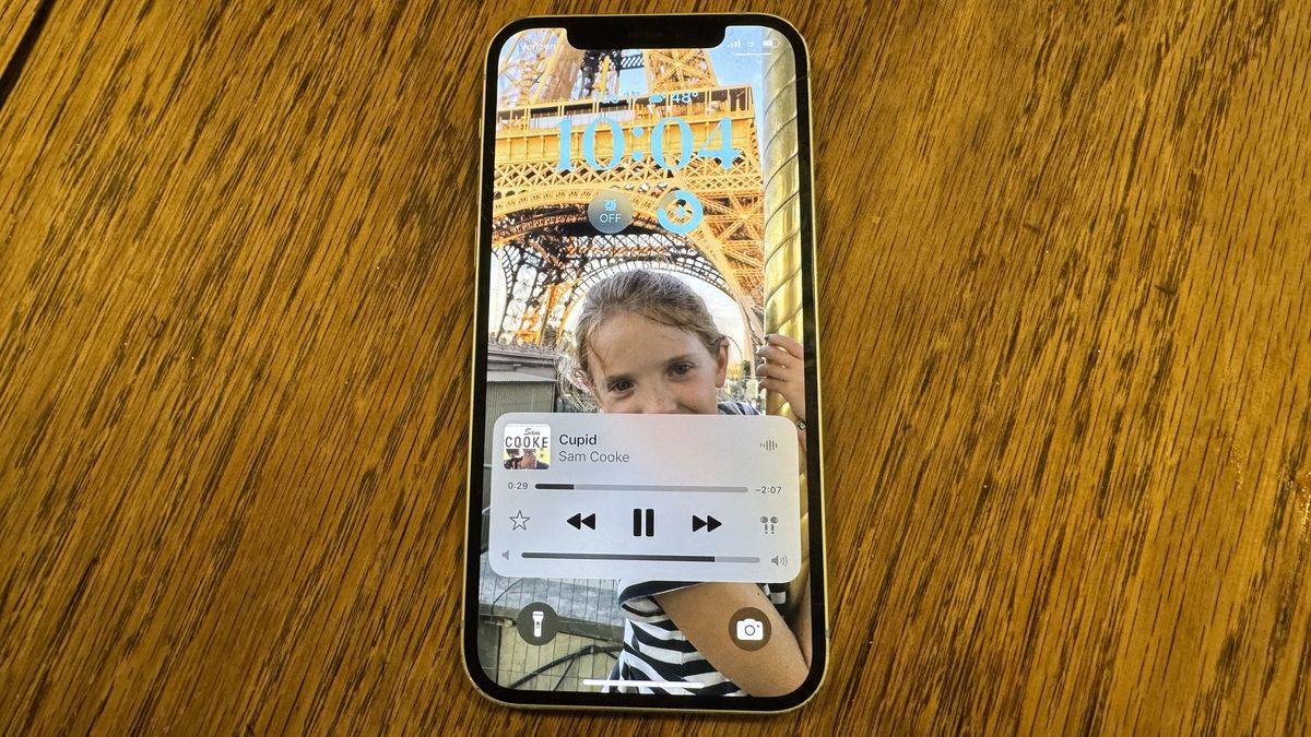 Vous pouvez ramener le curseur de volume sur l'écran de verrouillage de votre iPhone dans iOS 18.2 – voici comment procéder image-27116
