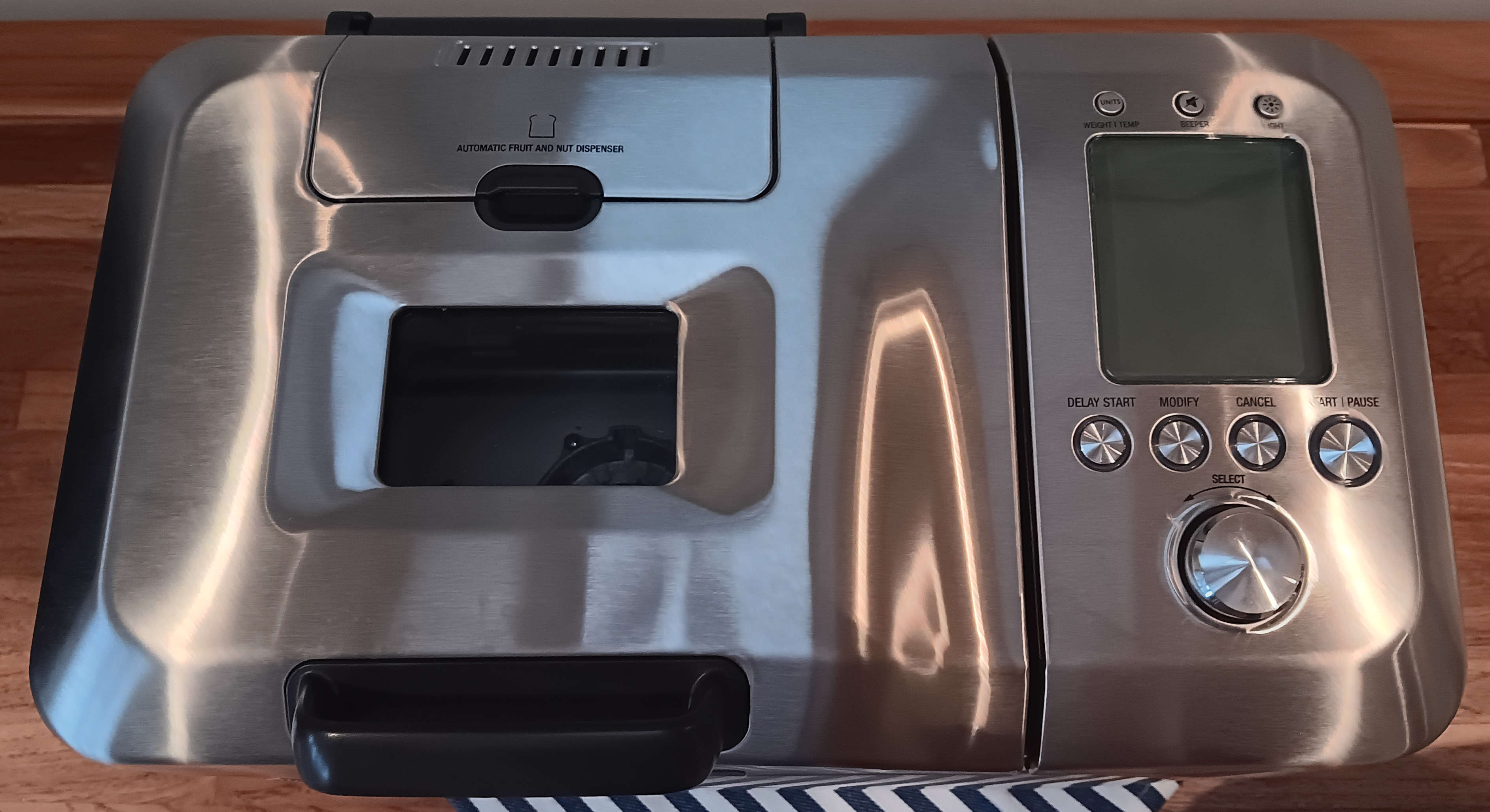 Vue de dessus de la machine à pain Breville Custom Loaf montrant les commandes