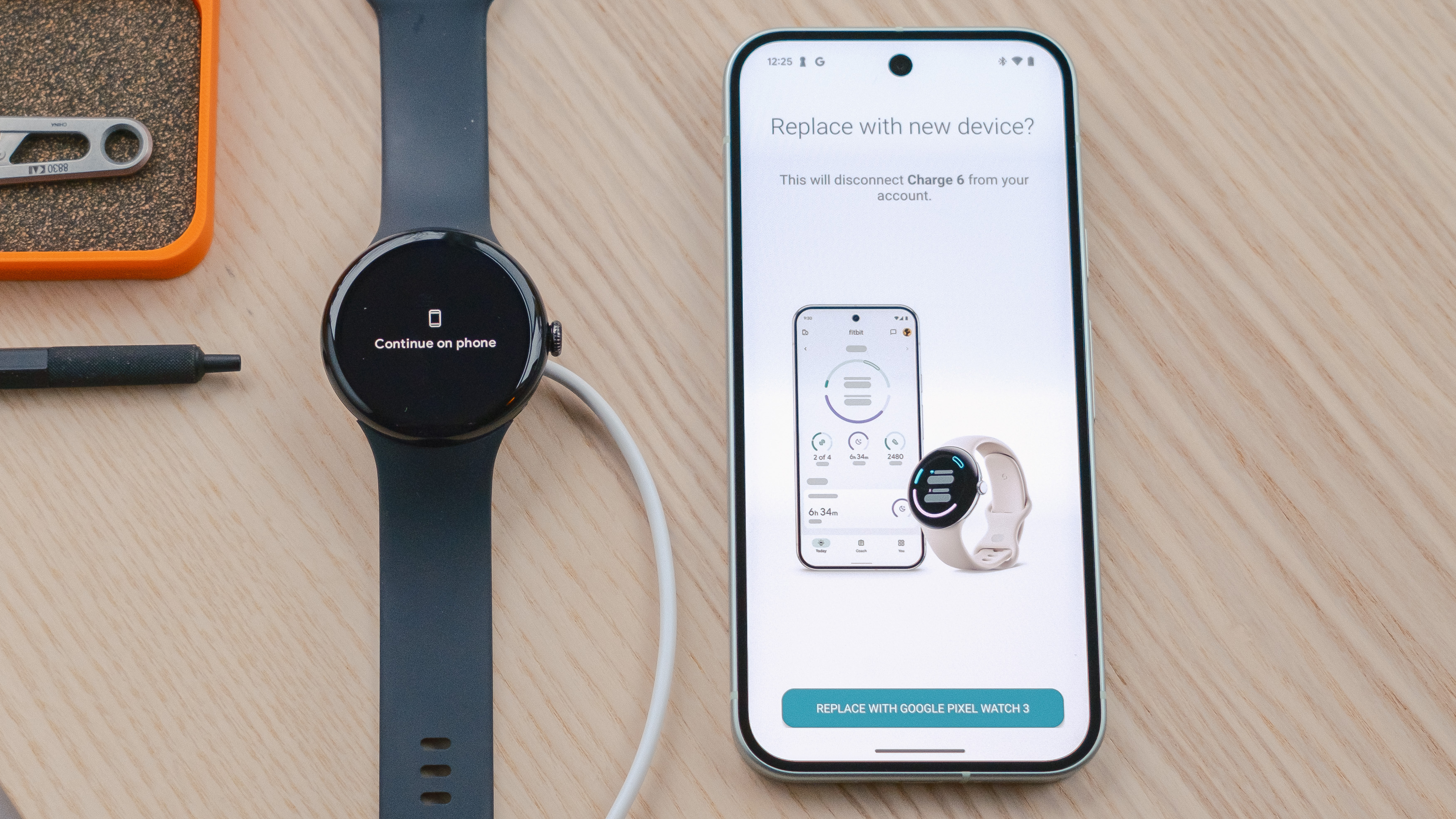Google Pixel Watch 3 à côté d'un smartphone Pixel 9 affichant l'écran de configuration Fitbit du portable