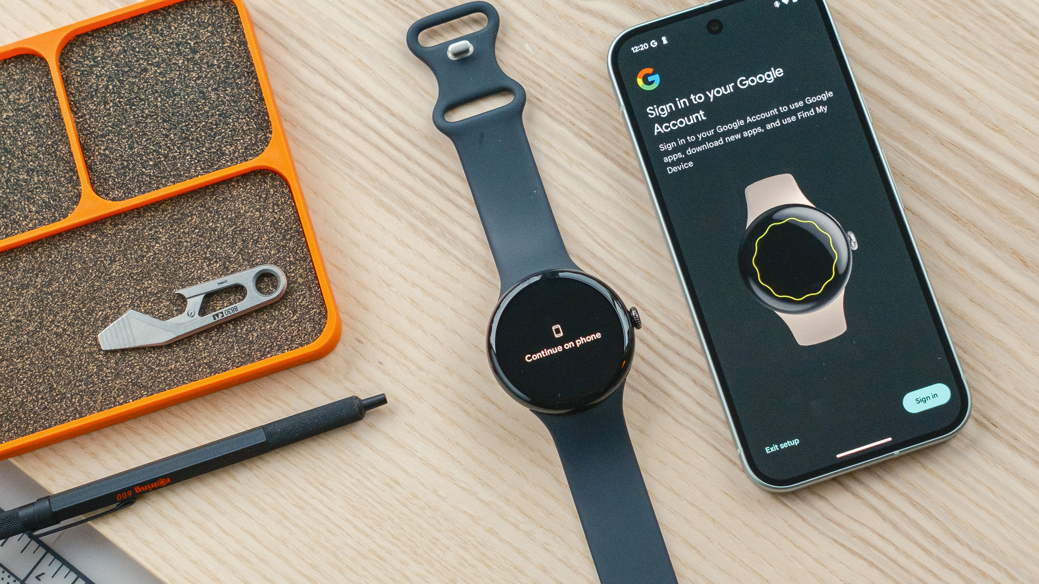 Google Pixel Watch 3 posée sur un bureau à côté du smartphone Pixel 9 affichant un écran invitant les utilisateurs à se connecter à leur compte Google
