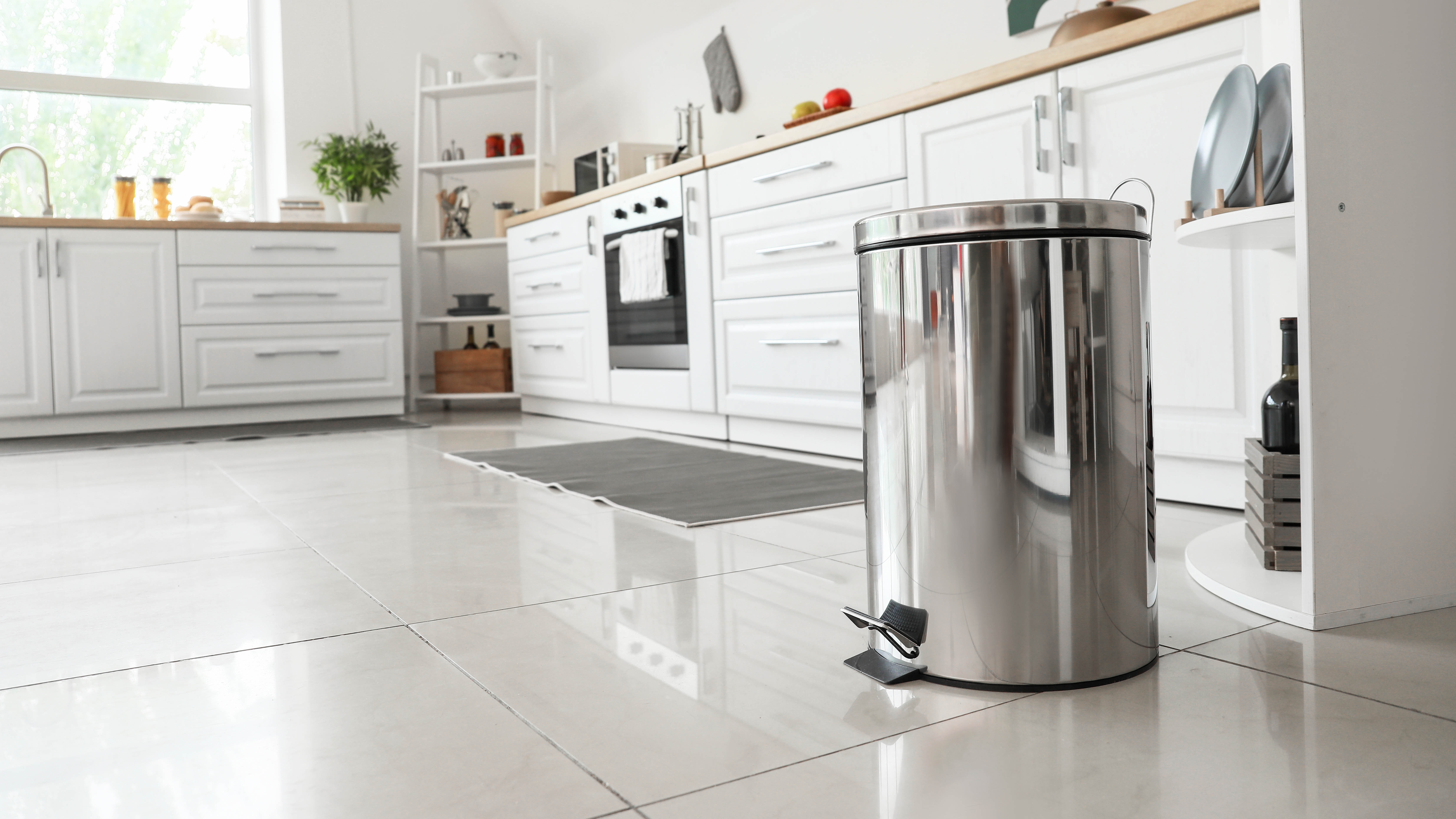 Une poubelle en métal dans une cuisine