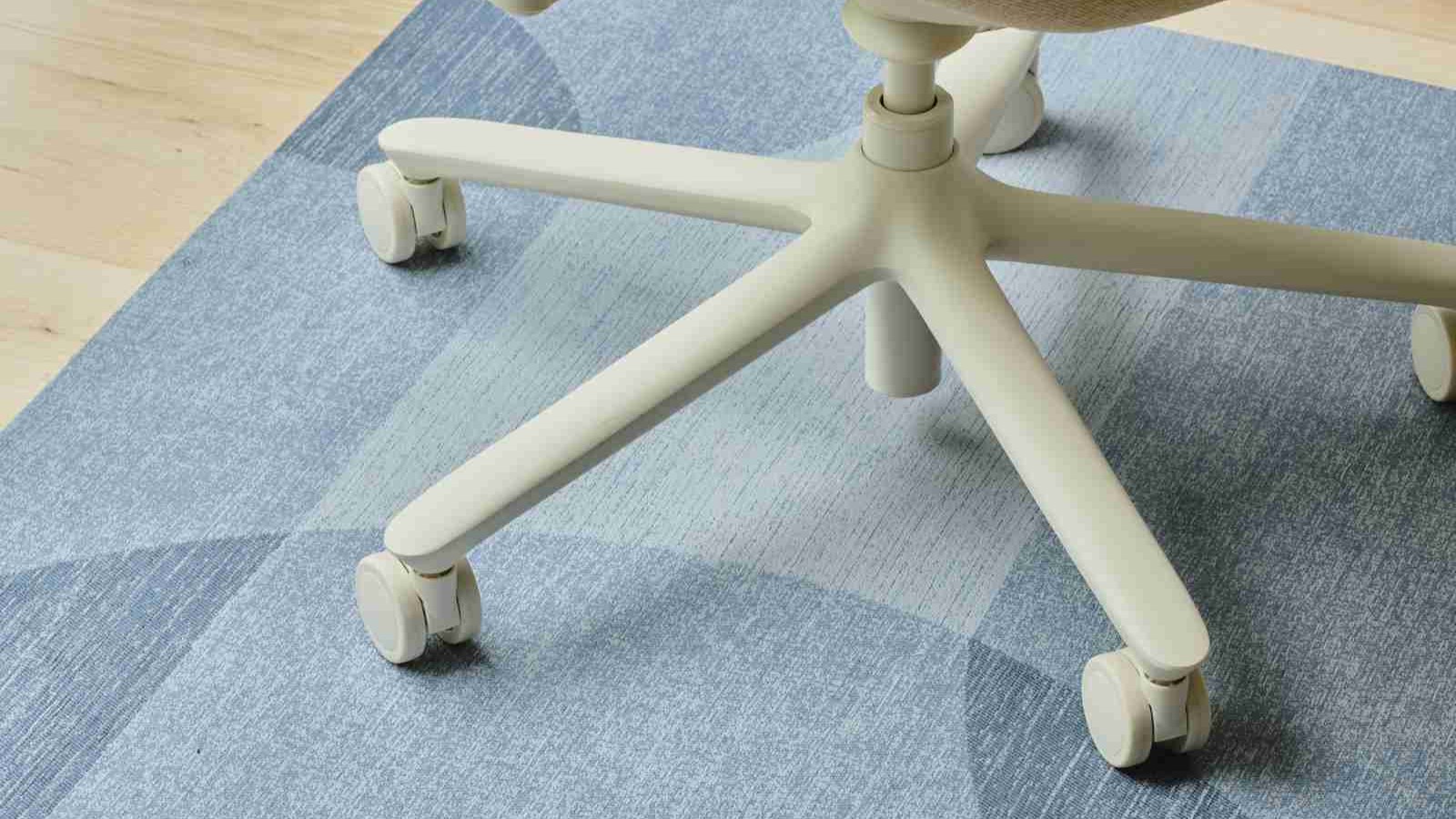 Une chaise de bureau sur un tapis de chaise de bureau