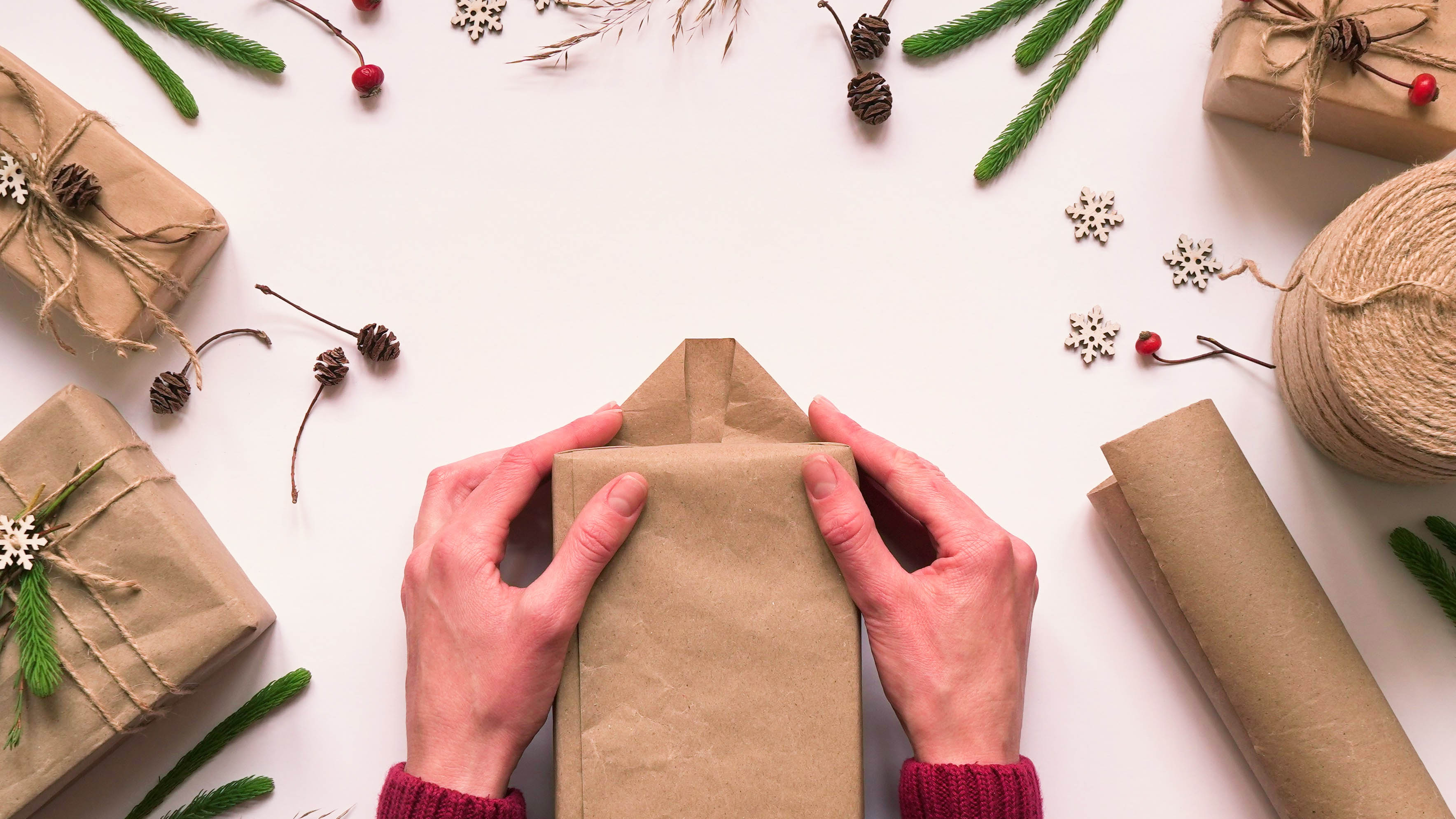 Plier du papier d'emballage sur un cadeau