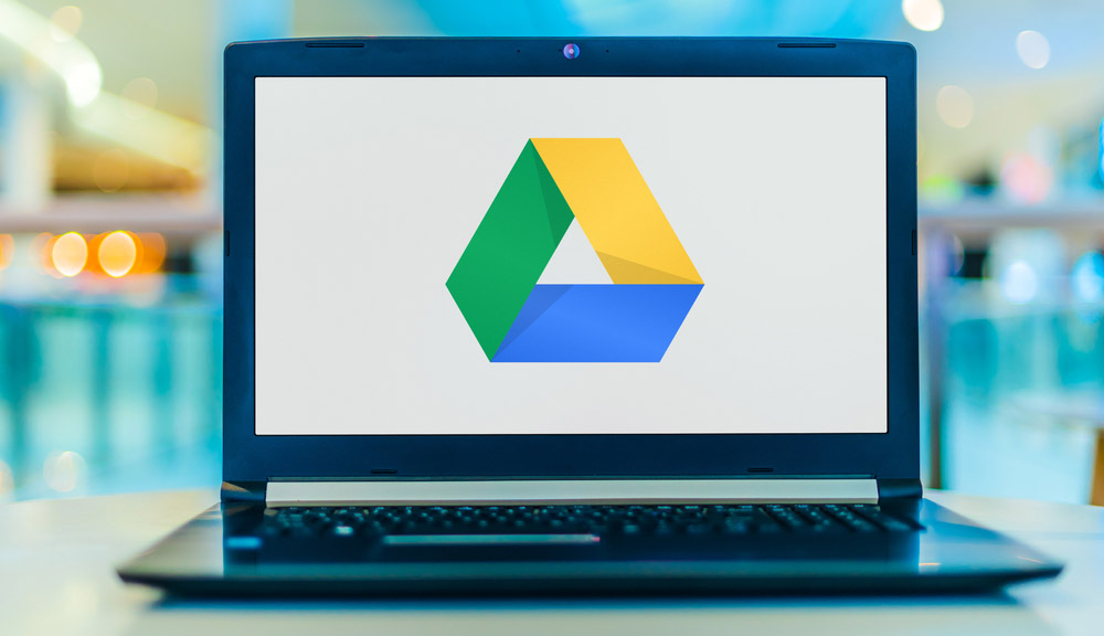 Le logo du triangle Tricolor Google Drive affiché sur un écran d'ordinateur portable.