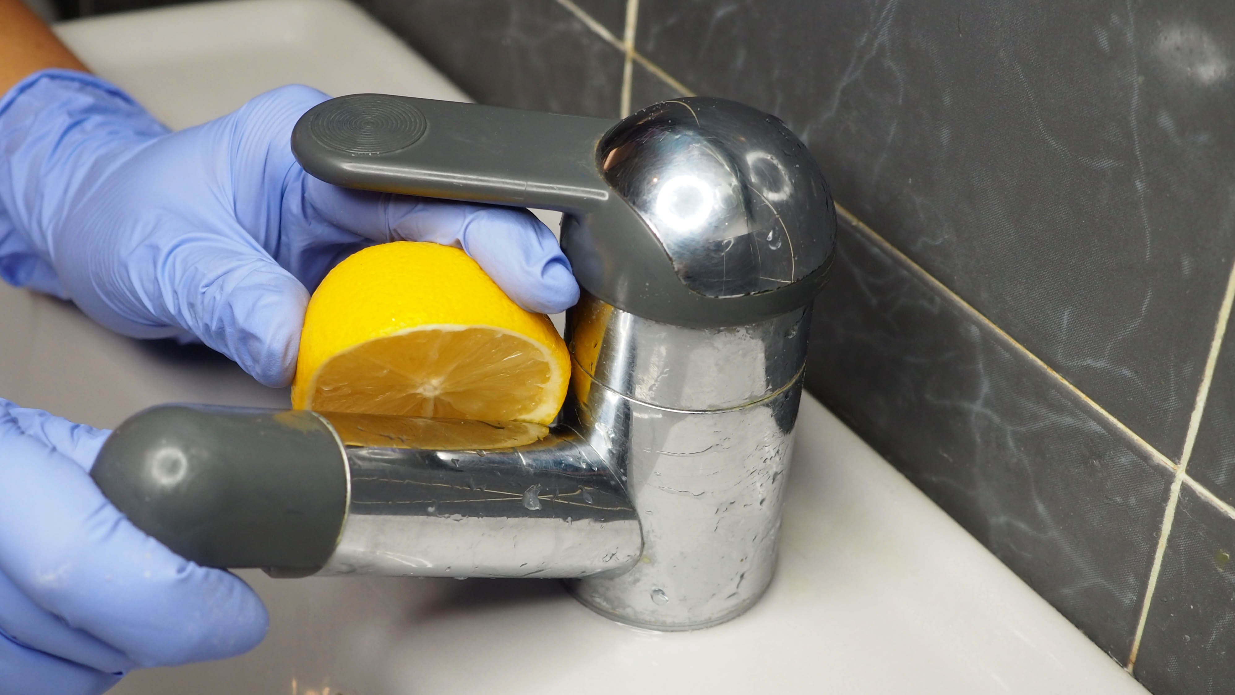 Utiliser un demi citron pour nettoyer un robinet