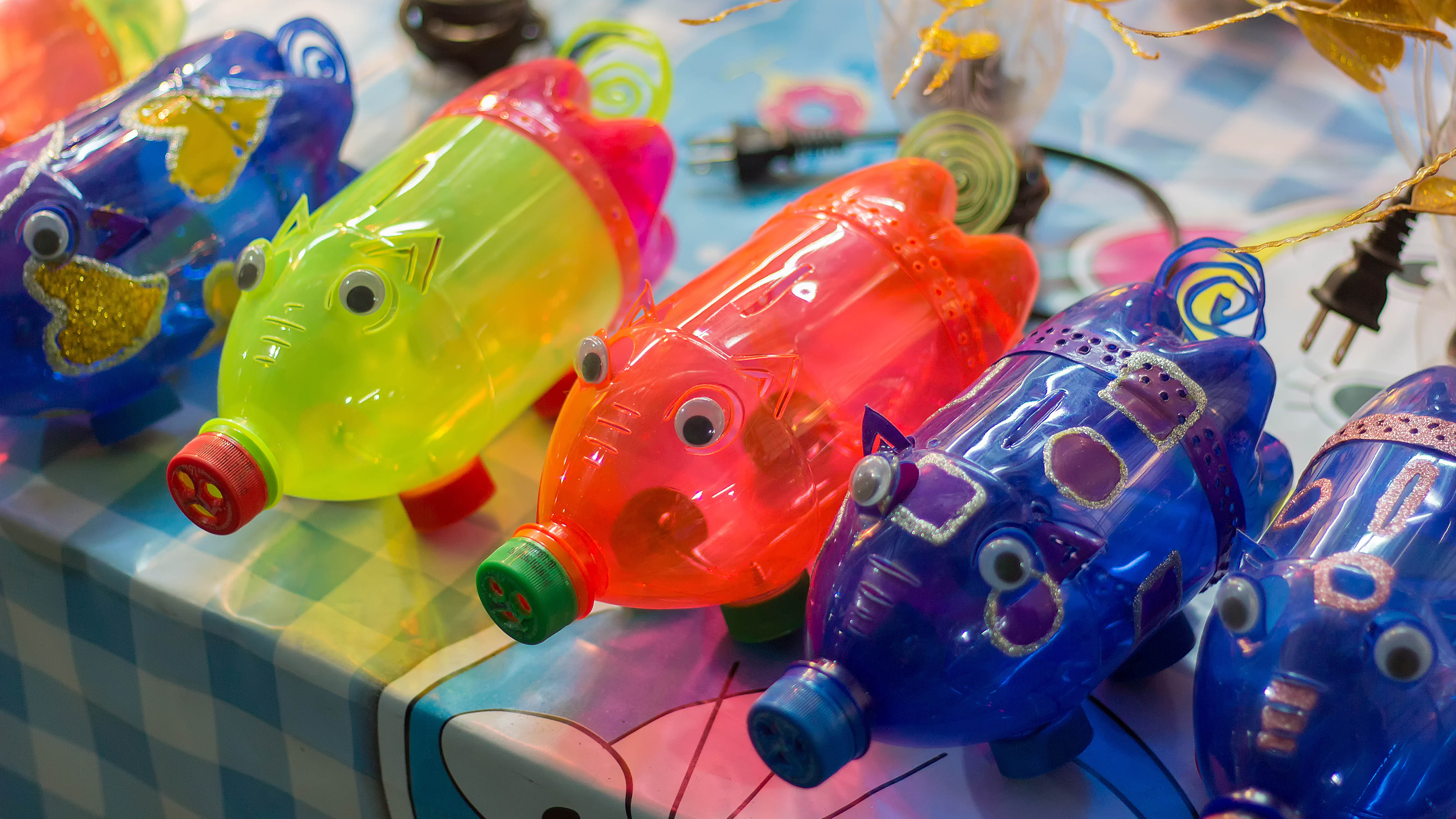 Bouteilles en plastique colorées utilisées pour l'artisanat