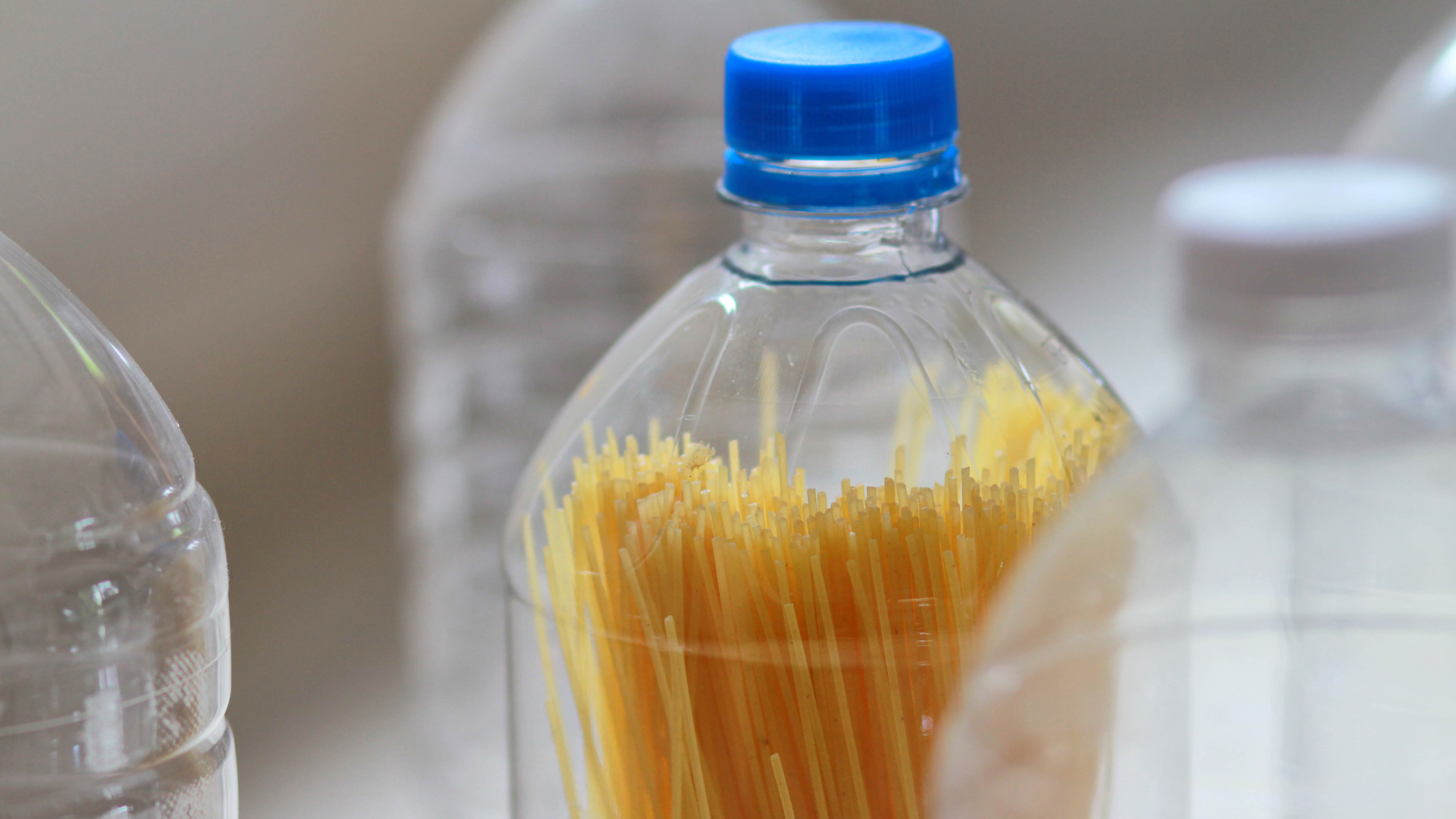 Spaghettis dans une bouteille en plastique