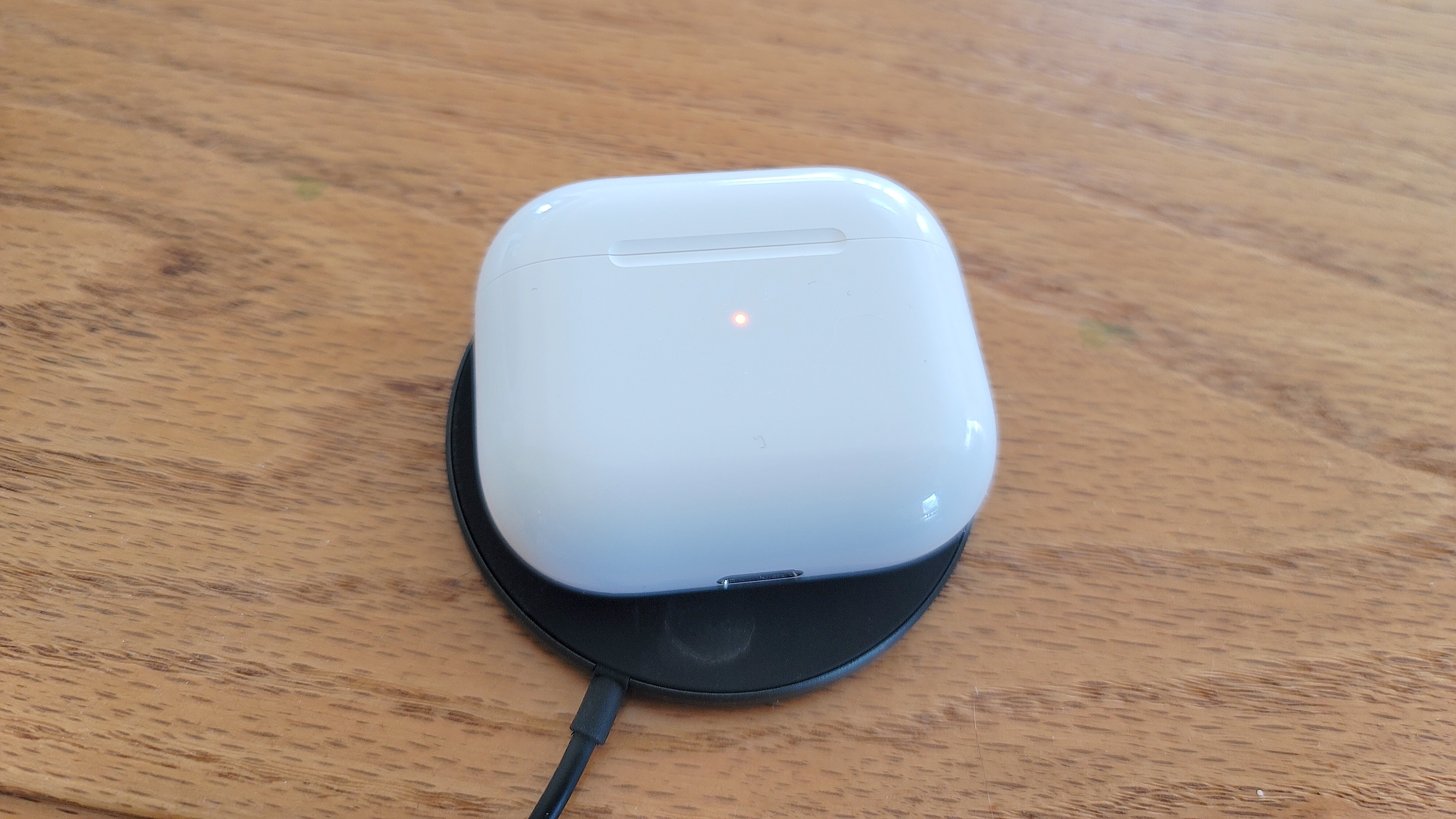 Les boîtiers de chargement AirPods 3 MagSafe sur un chargeur sans fil