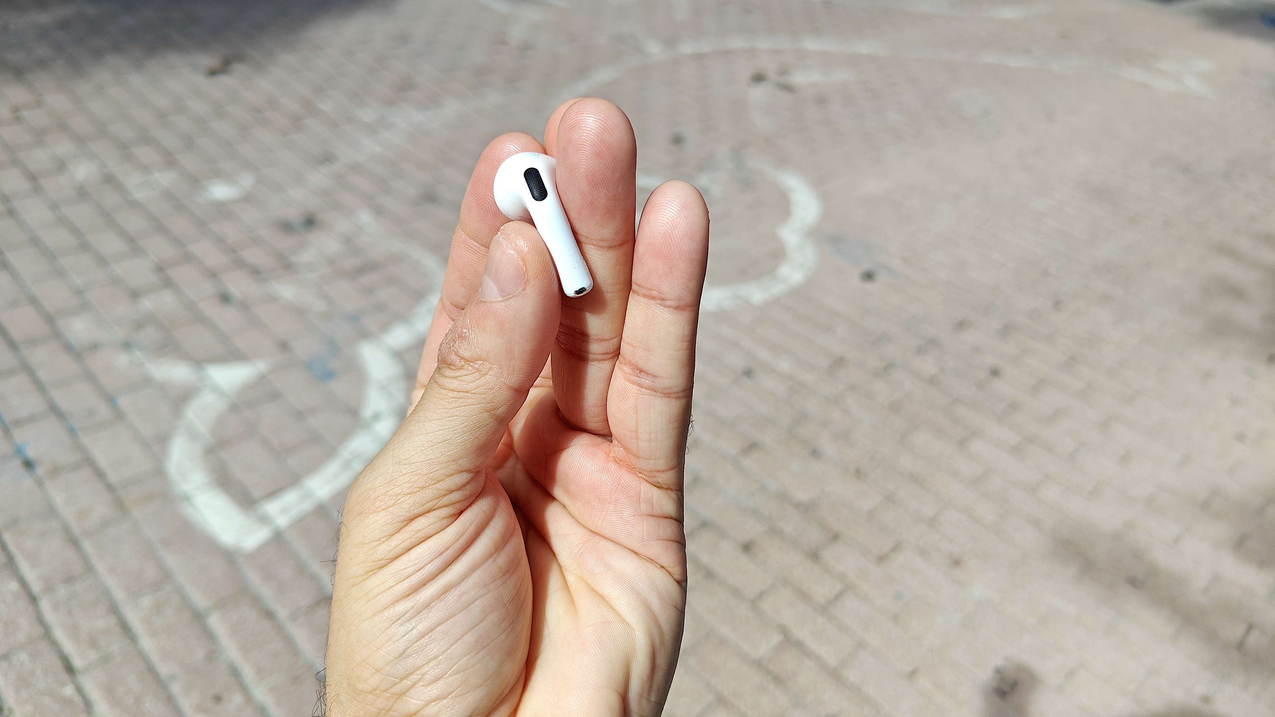 Les AirPods 4 affichés en main