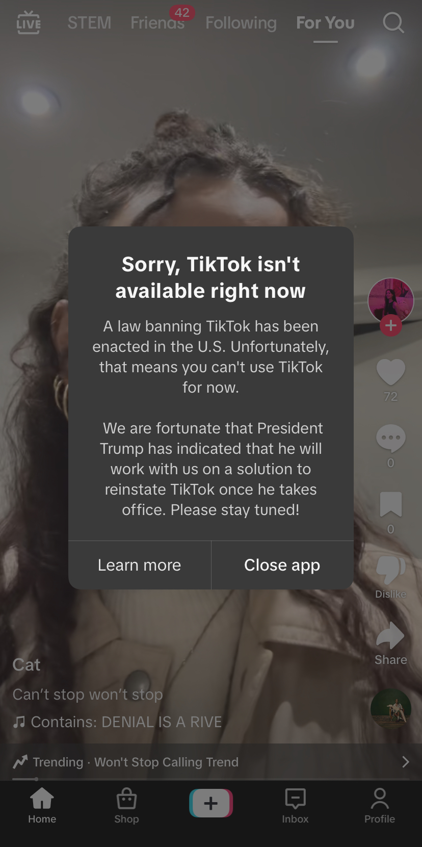 Une fenêtre contextuelle sur l'application TikTok lors de l'accès aux États-Unis indique : "Désolé, TikTok n'est pas disponible pour le moment. Une loi interdisant TikTok a été promulguée aux États-Unis. Malheureusement, cela signifie que vous ne pouvez pas utiliser TikTok pour le moment. Nous avons de la chance que le président Trump ait indiqué qu’il travaillerait avec nous sur une solution pour rétablir TikTok une fois qu’il prendra ses fonctions. S'il vous plaît, restez à l'écoute !"
