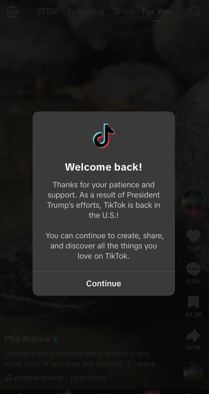 Une pop-up sur l'application TikTok qui dit : "Content de te revoir! Merci pour votre patience et votre soutien. Grâce aux efforts du président Trump, TikTok est de retour aux États-Unis ! Vous pouvez continuer à créer, partager et découvrir tout ce que vous aimez sur TikTok."