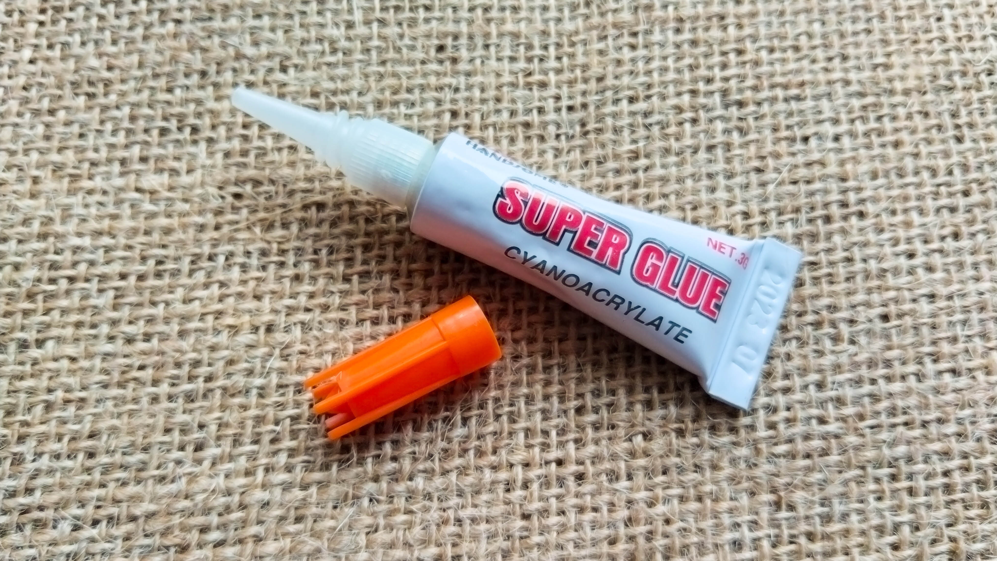 Tube de superglue
