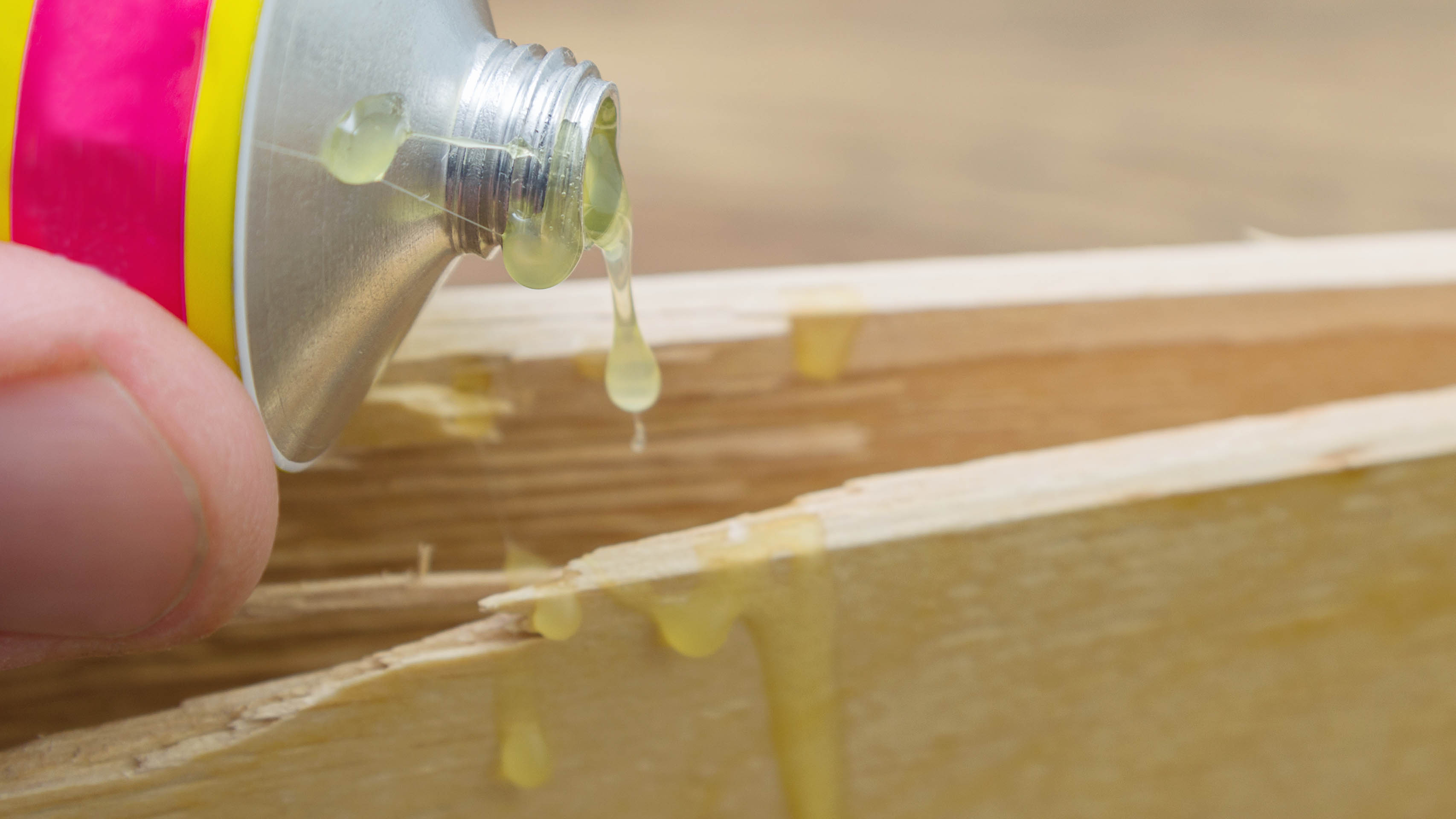 Des déversements de superglue sur du bois