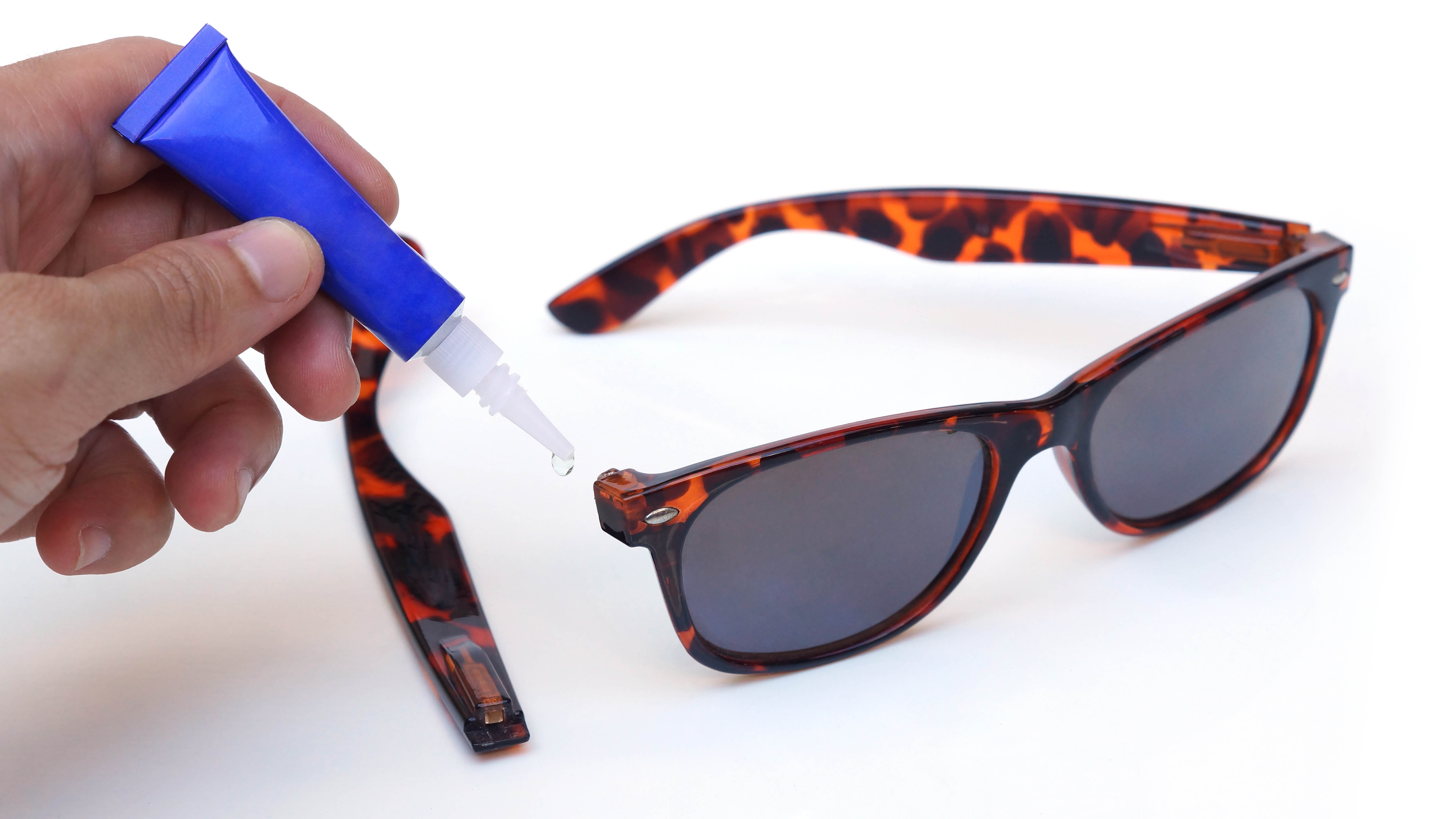 Utiliser de la superglue pour réparer des lunettes de soleil cassées