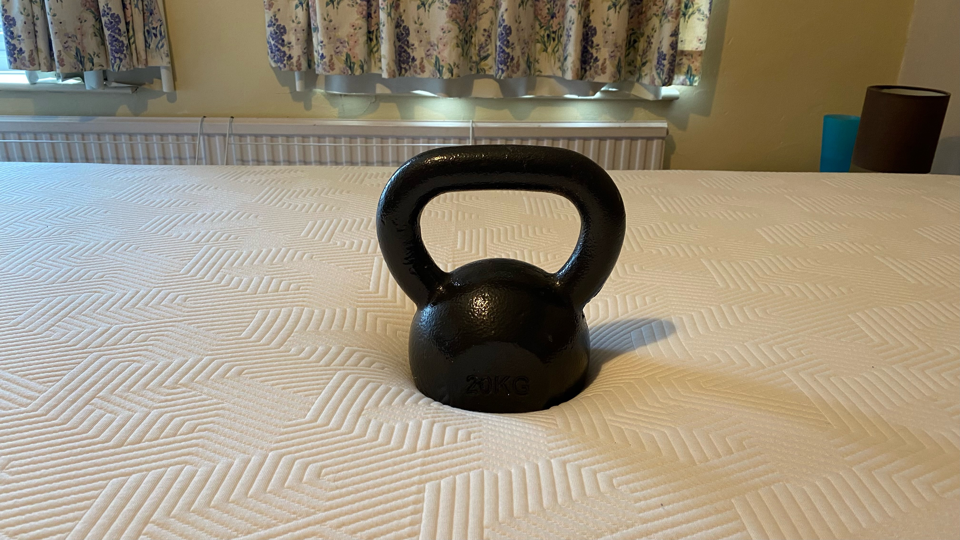 L'image montre un poids lourd sur un matelas Brooke + Wilde lors d'un test de décompression