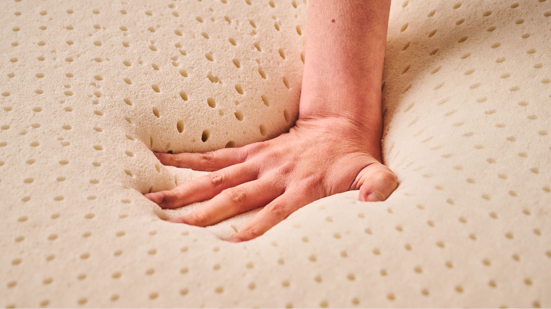 Une main teste le contrôle de la température du 32 Latex Topper