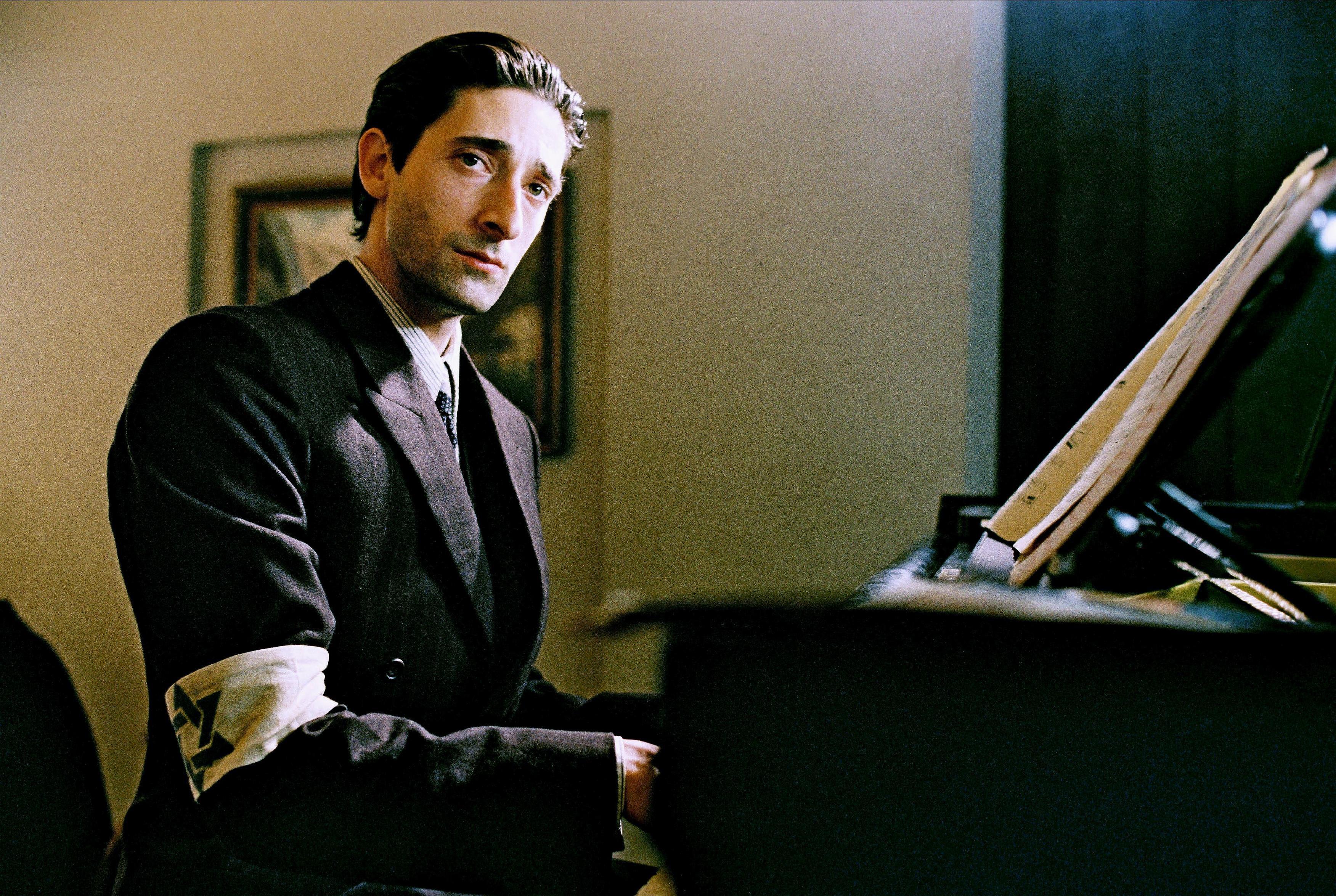 Adrien Brody dans le pianiste, l'un des meilleurs films de guerre Netflix