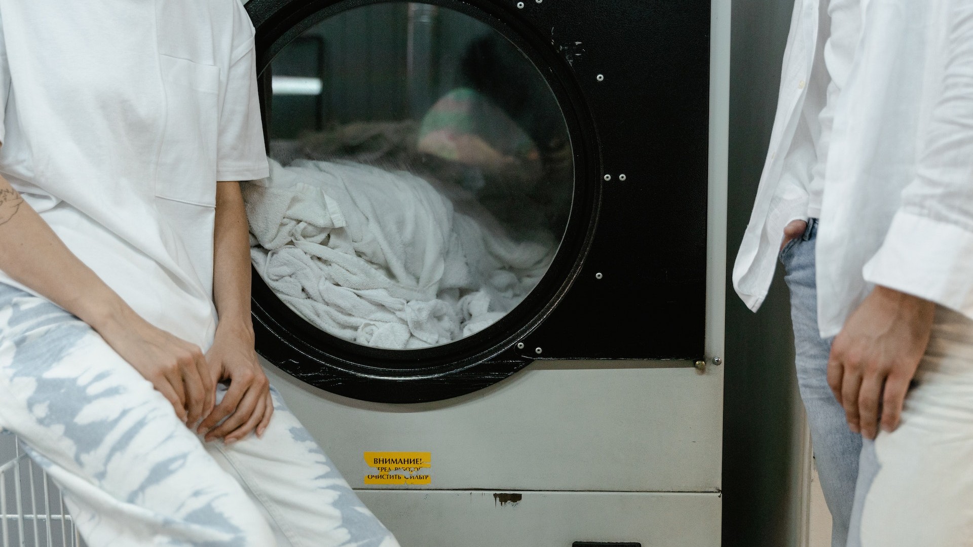 Couple attendant que Tumble Drier se termine