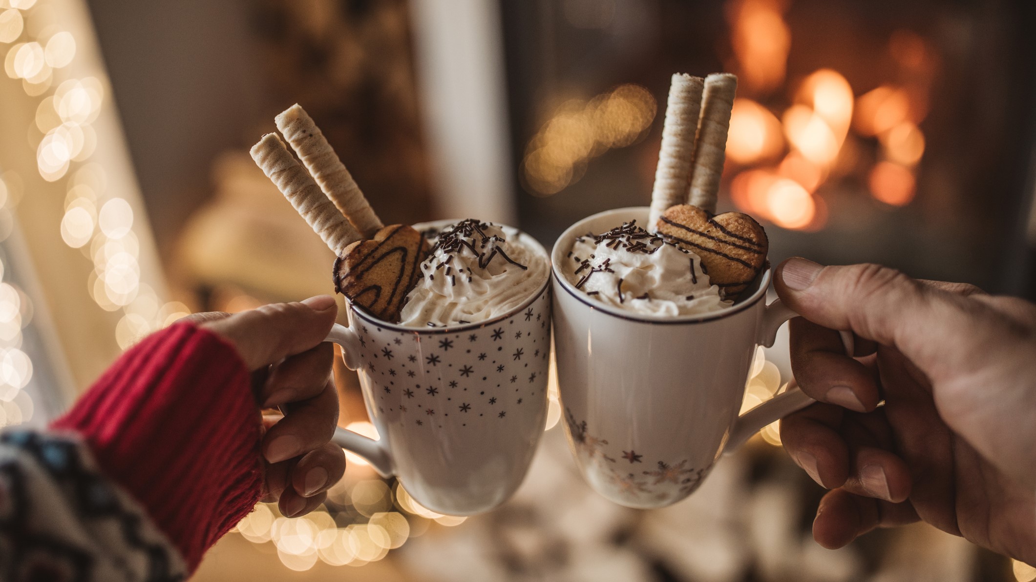 Une photo de deux personnes buvant du chocolat chaud