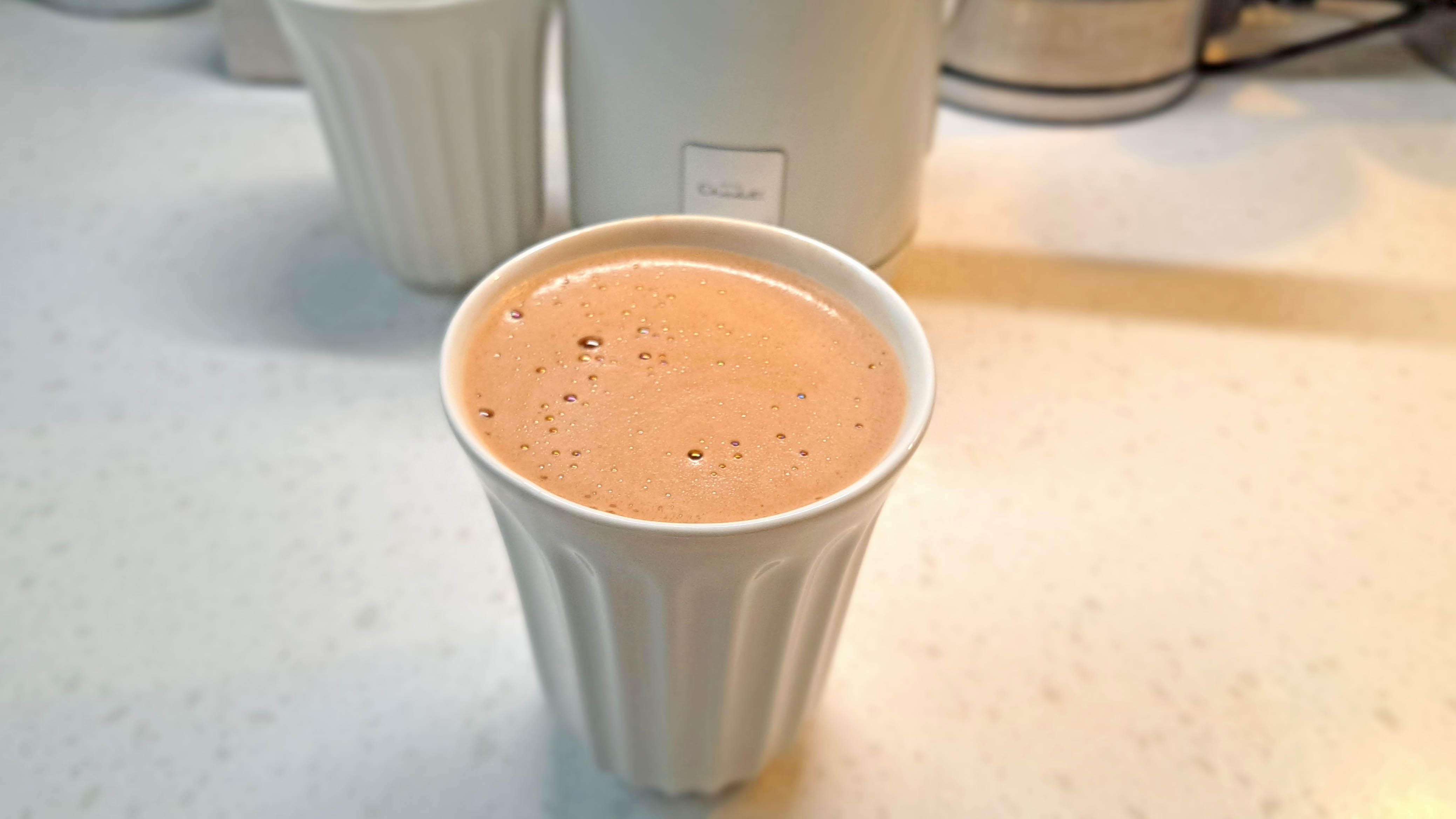 Chocolat chaud en tasse blanche