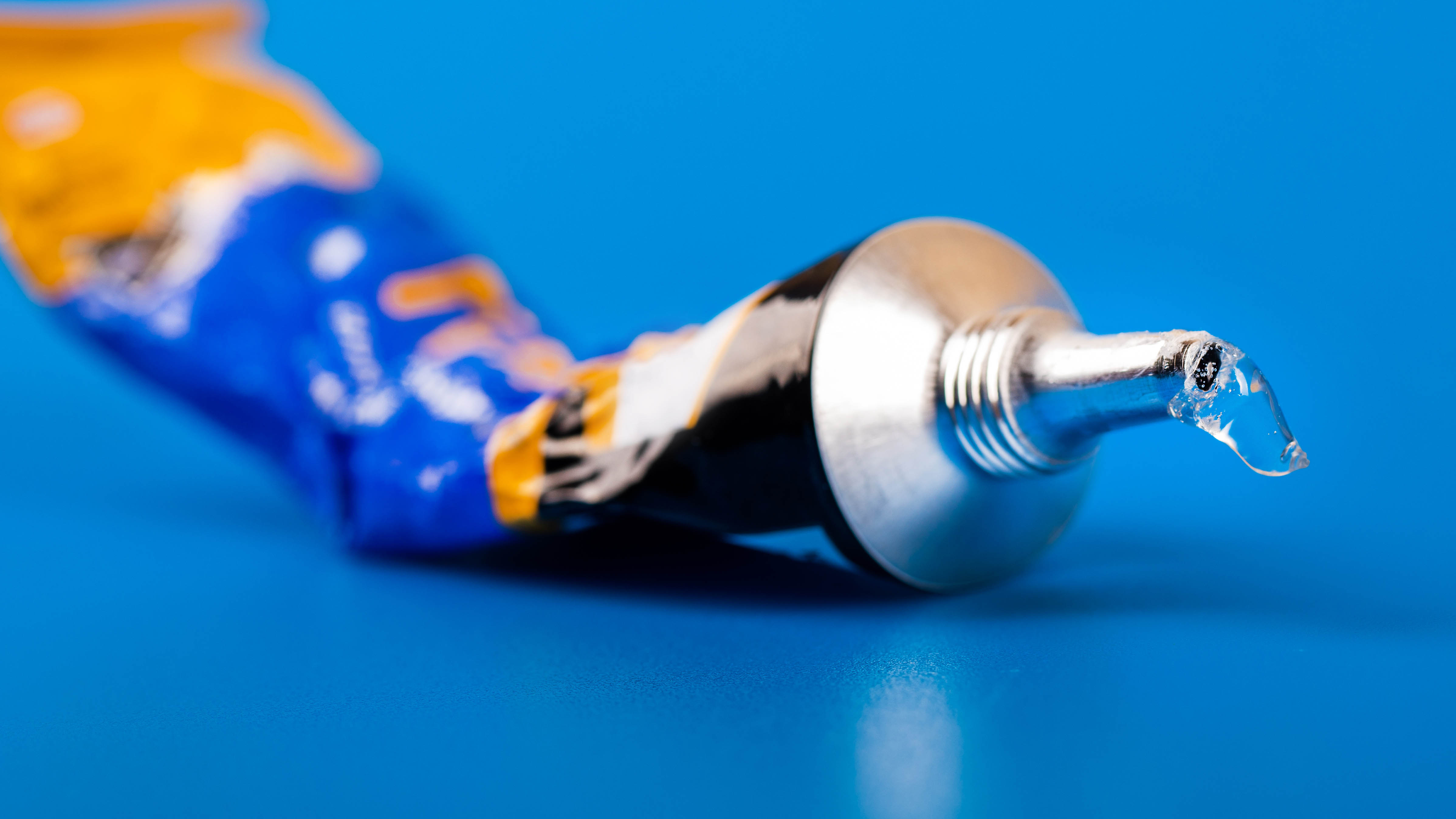 Tube métallique de superglue