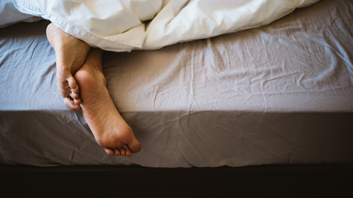 Comment arrêter immédiatement les jambes agités pendant une bonne nuit de sommeil, selon les médecins image-27814