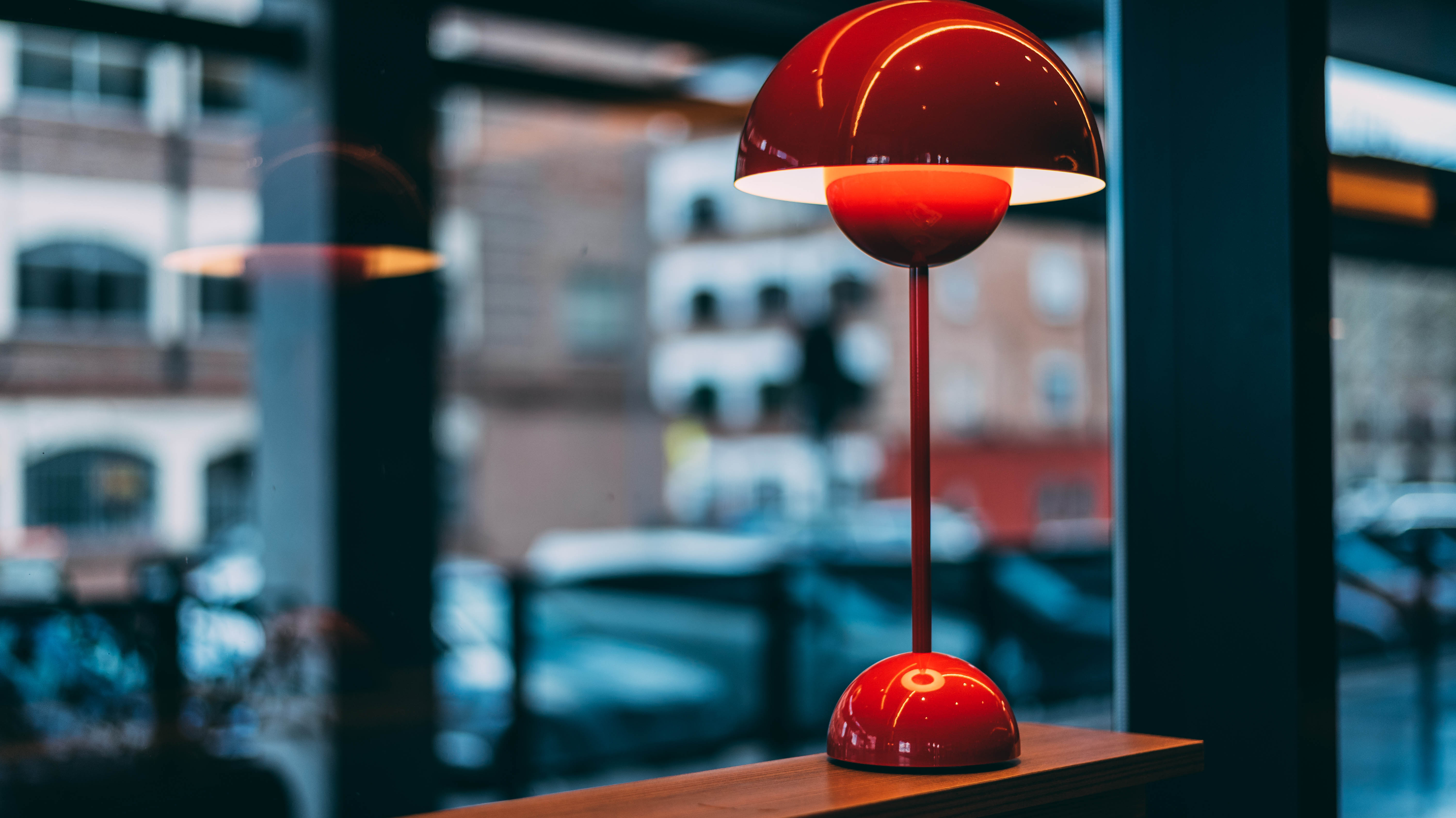 Lampe sans fil rouge sur table